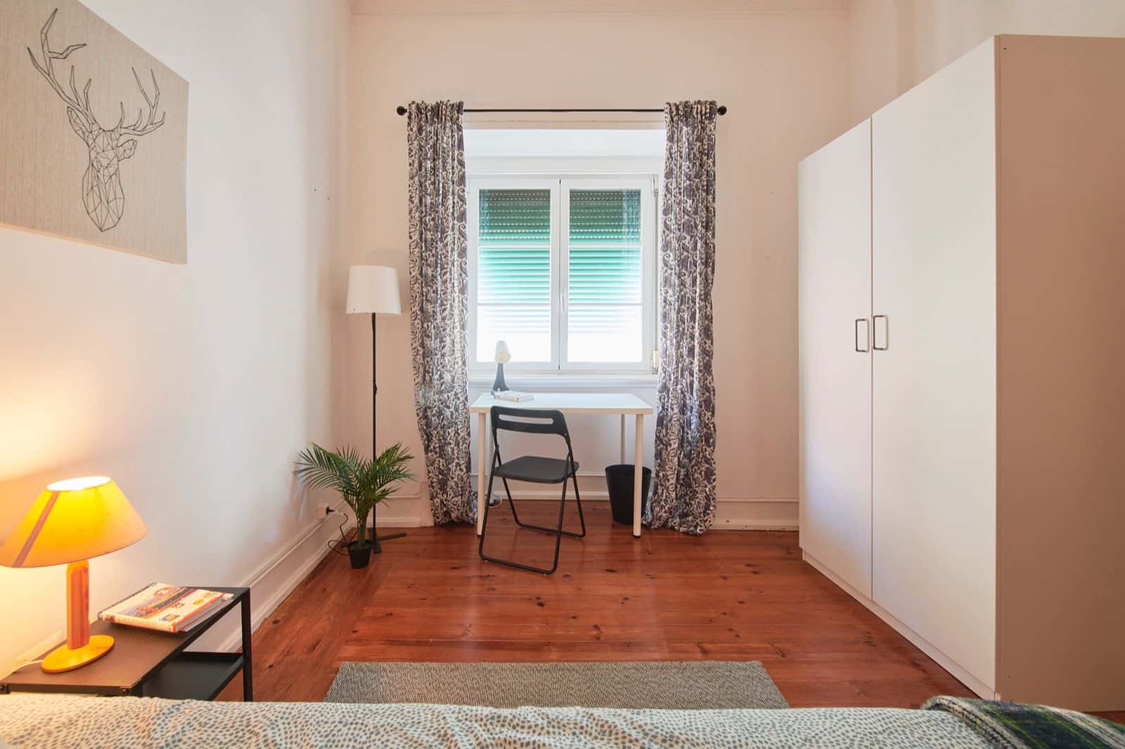 Bedroom in a 6-bedroom apartment in Lisbon - Room 5