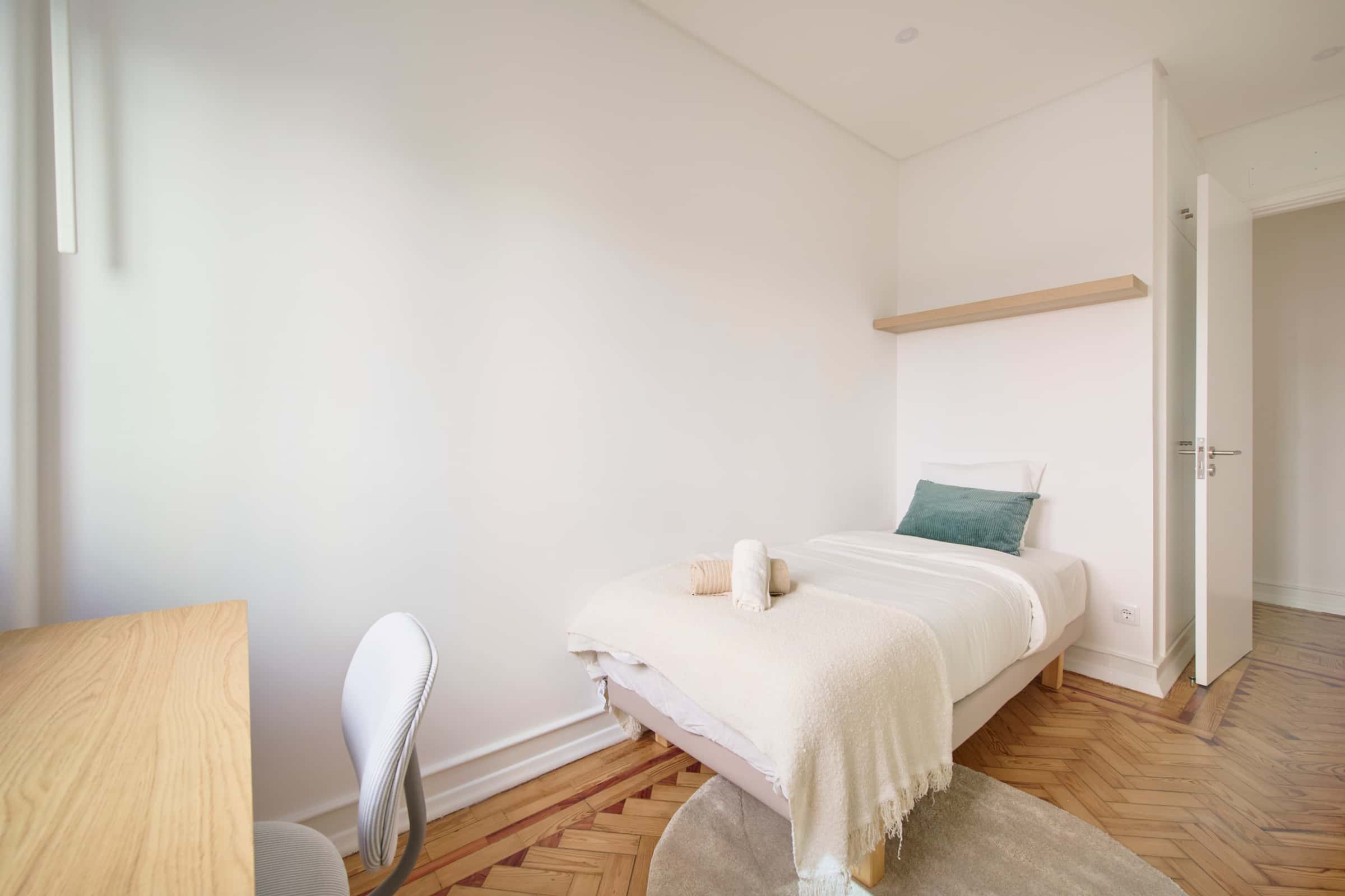 Room in a 4BDR apartment in Lisbon | Room 2