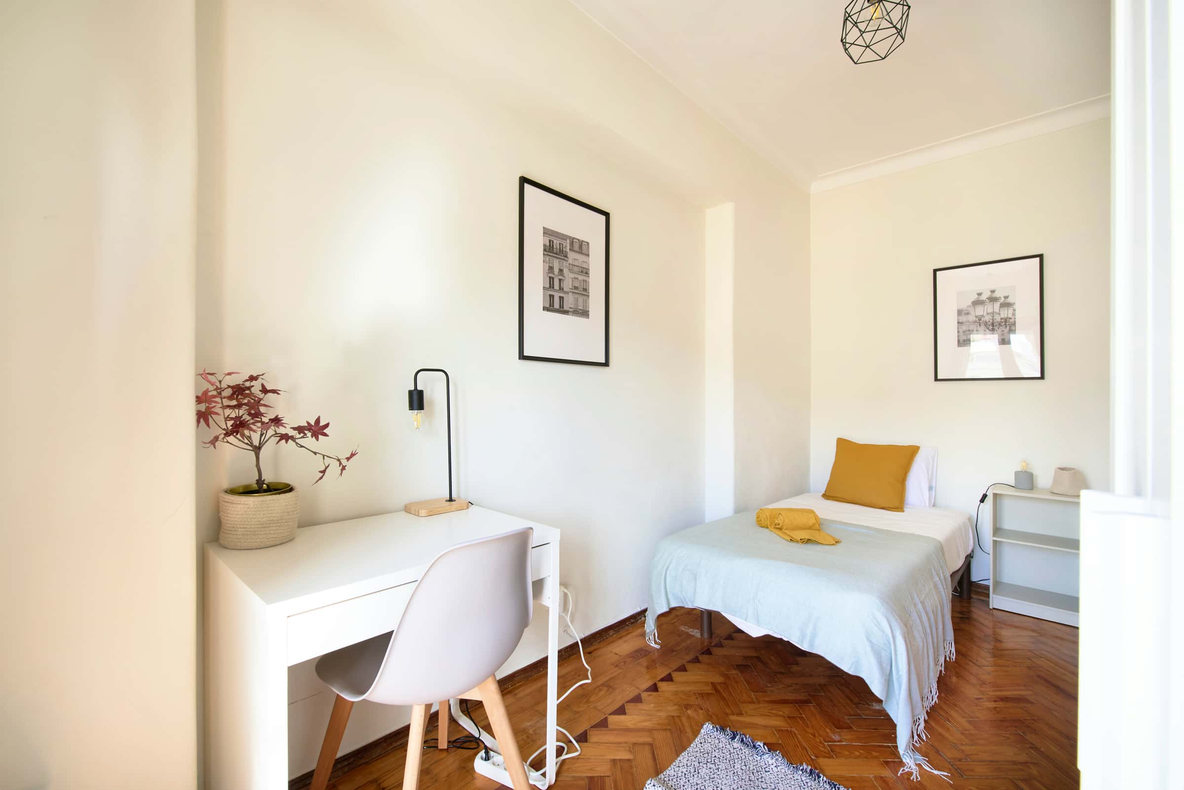 Bedroom in a 8-bedroom apartment in R. Diogo Couto, Lisbon - Room 1