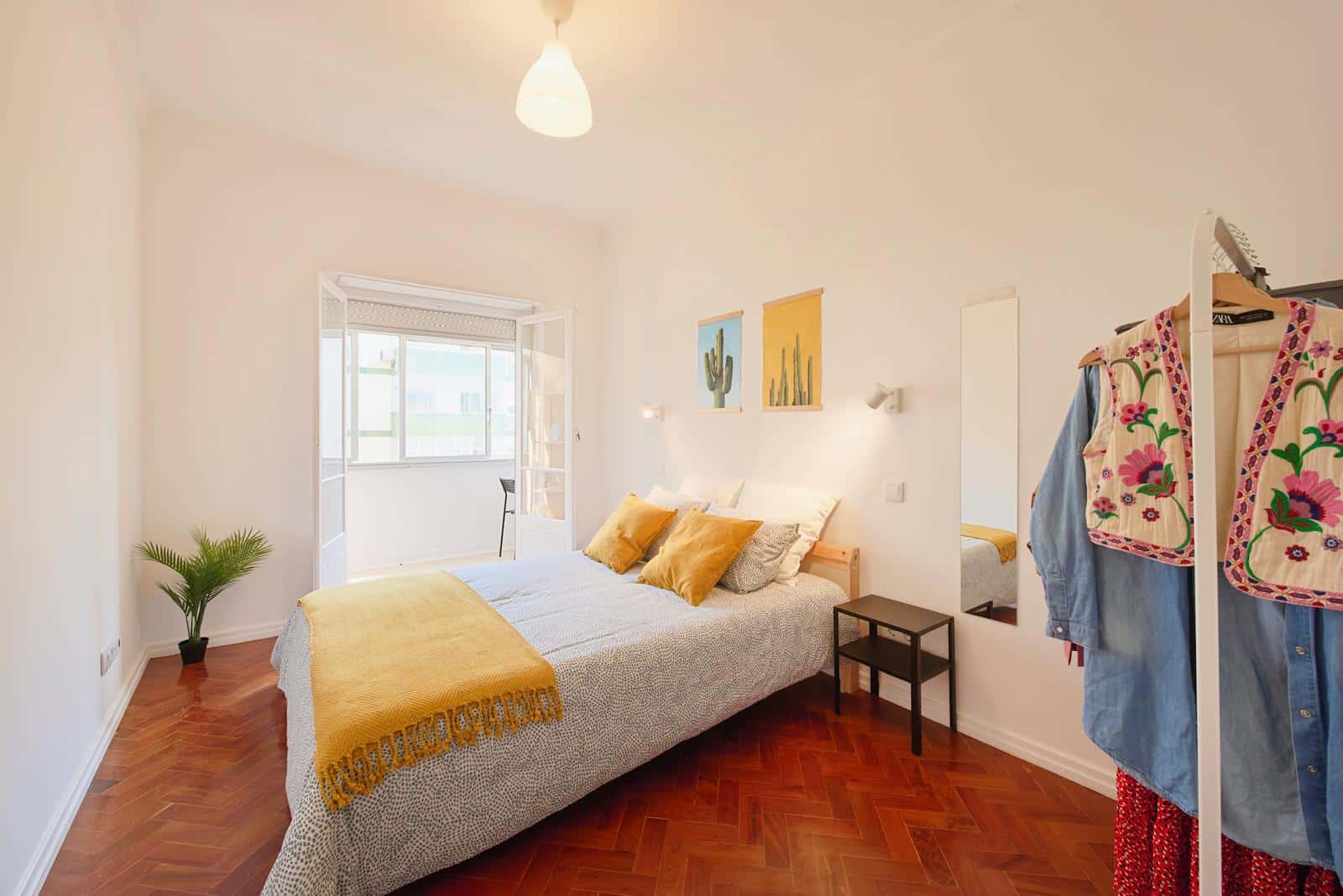 Bedroom in a 7-bedroom apartment in Lisbon - Room 1