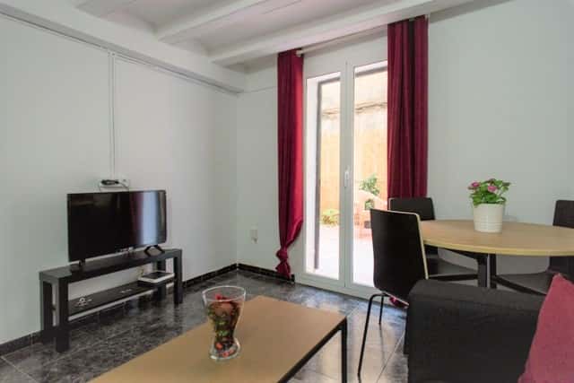 Central apartment, 3 double bedrooms with big private patio 2