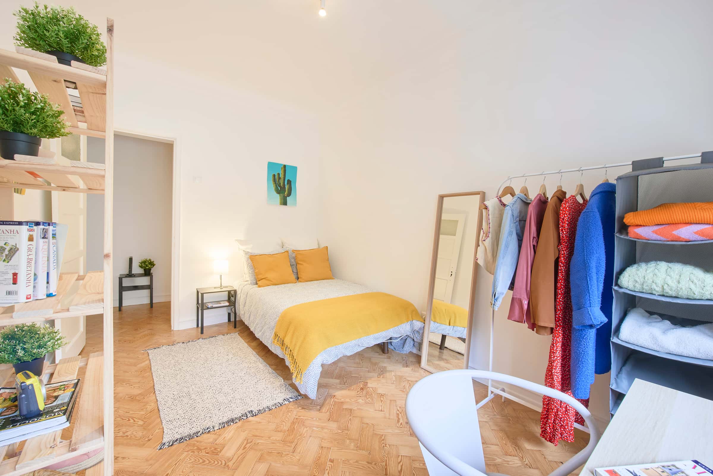Bedroom in a shared apartment in Lisbon - Room 6