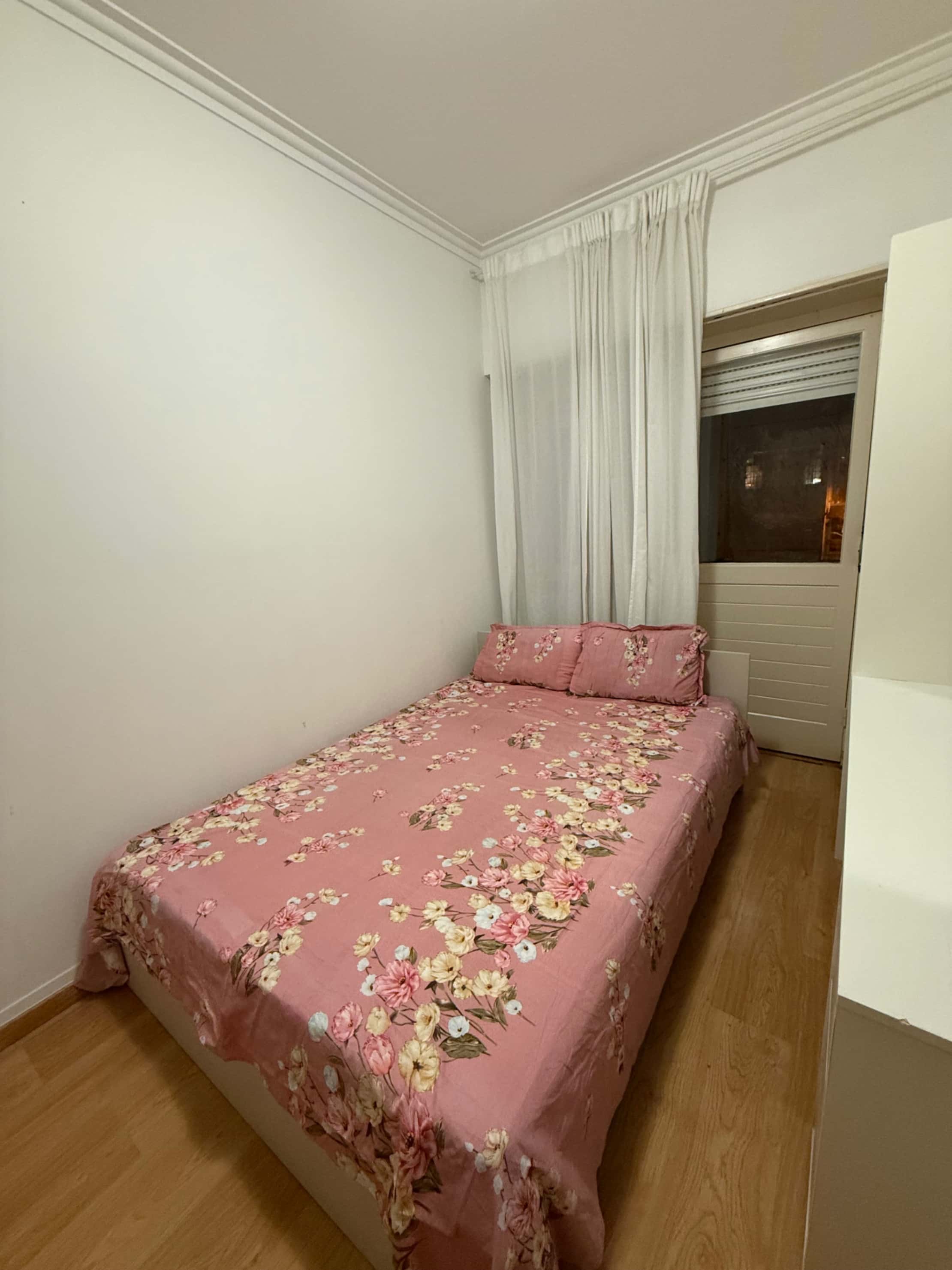 Room with private bathroom in Lisbon