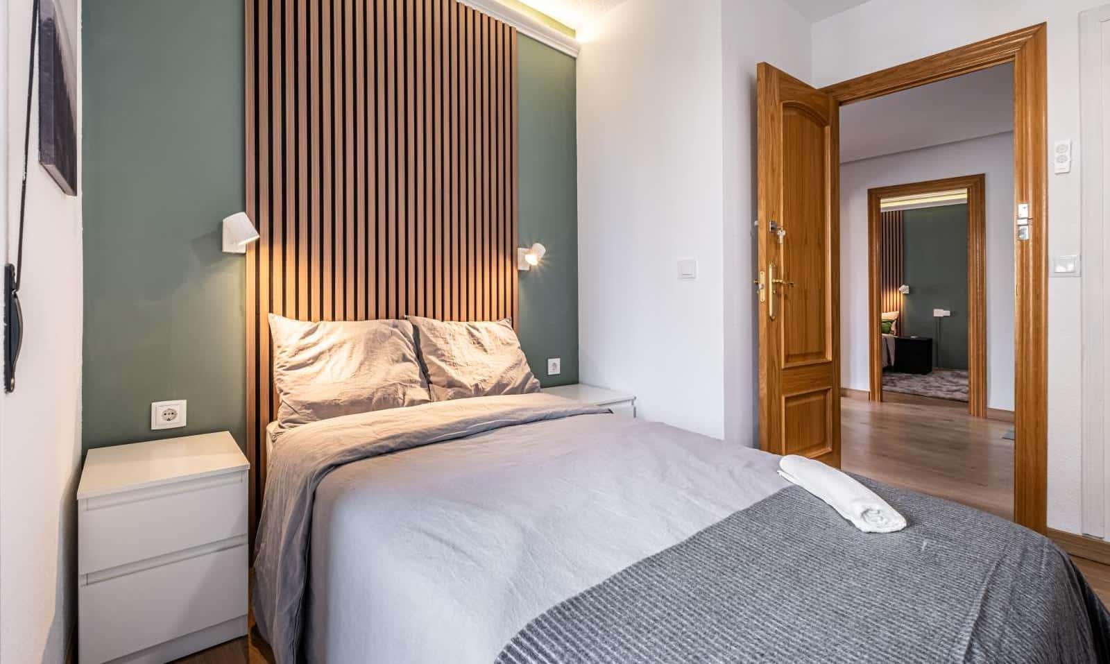 Double bed in Room in a shared 5-bedroom apartment for rent in Alicante, furnished