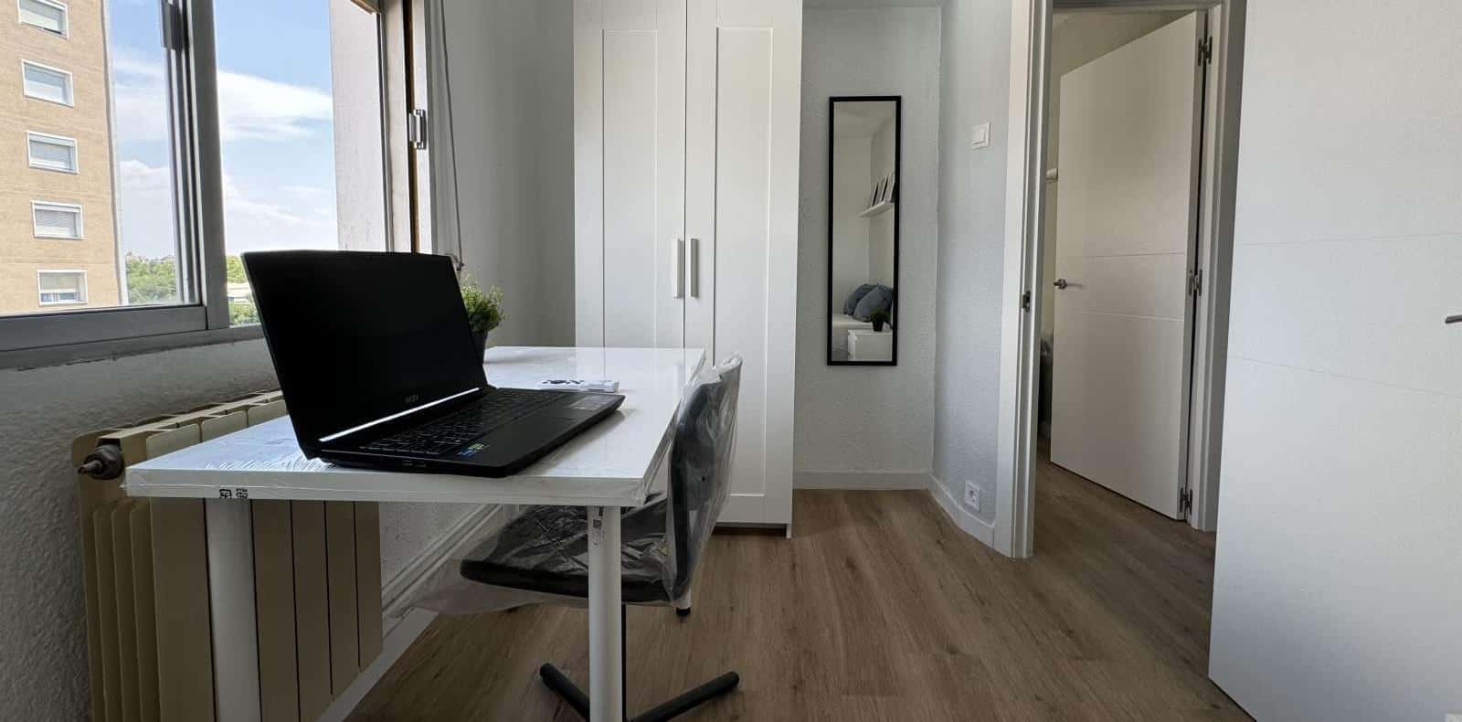 Double bed in Rooms for rent in 4-bedroom apartment in Ciudad Lineal