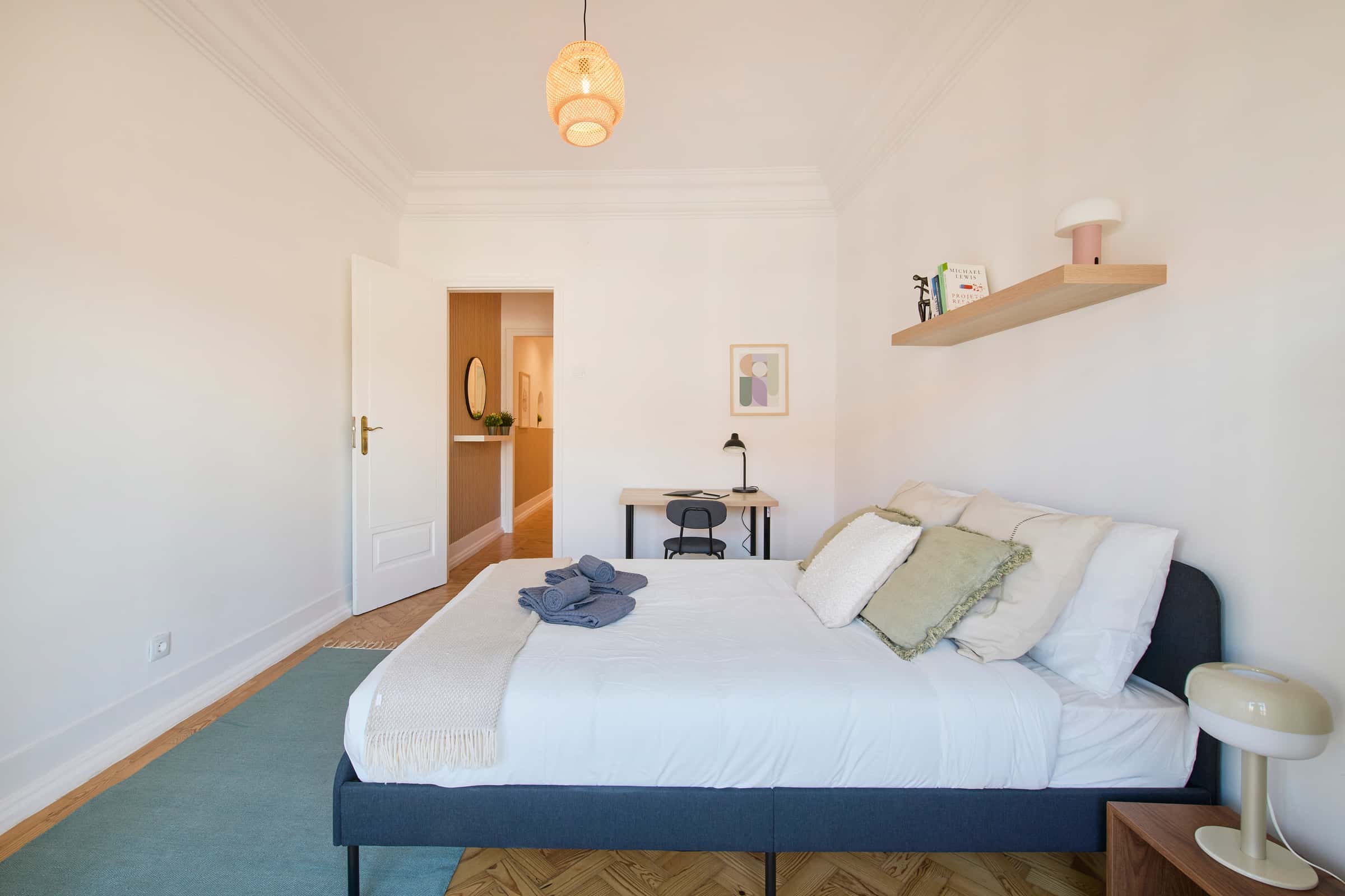 Bedroom with private balcony in a 9-room apartment in Lisbon - Room 3