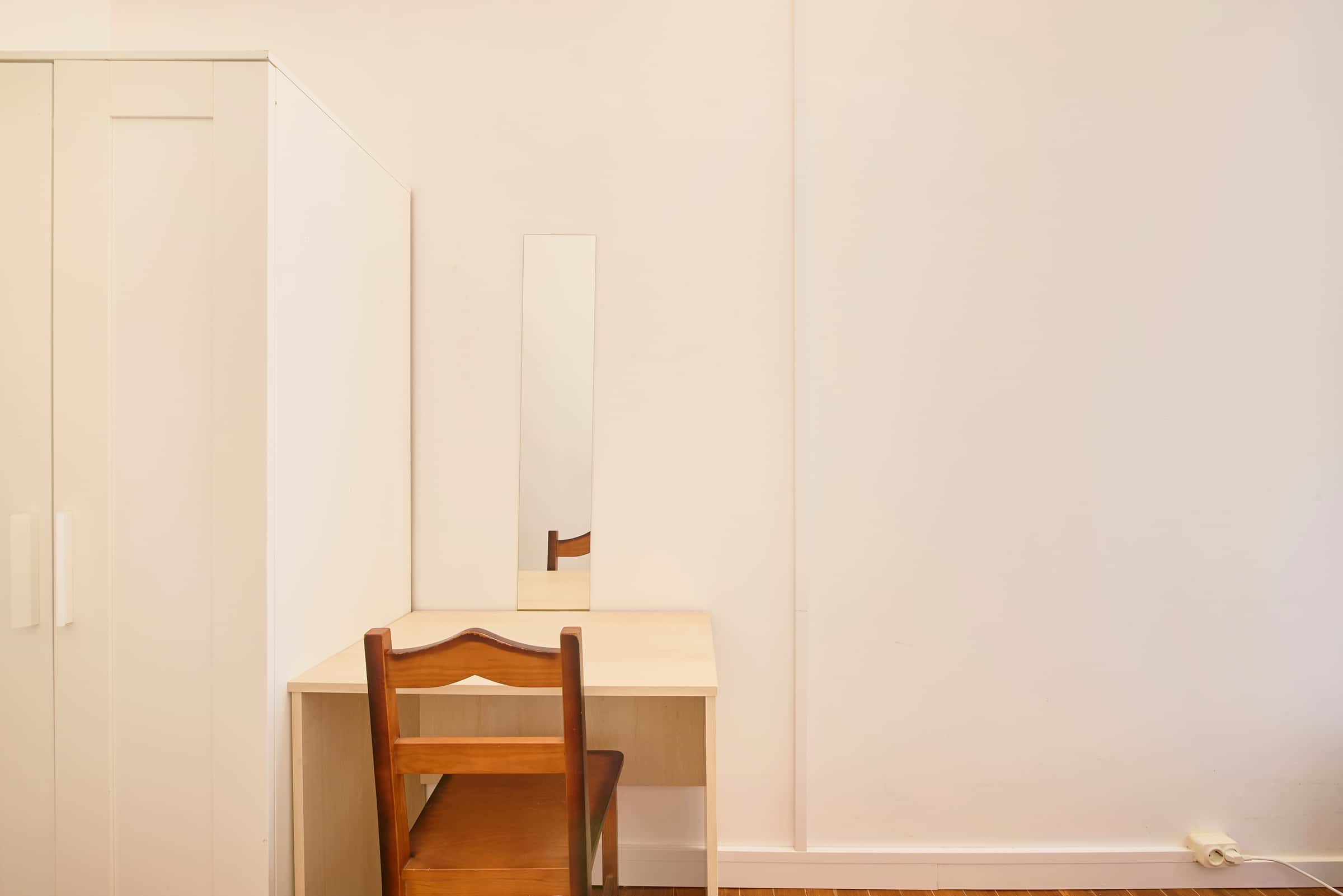 Single room in a 7-bedroom apartment in Lisbon - Room 5