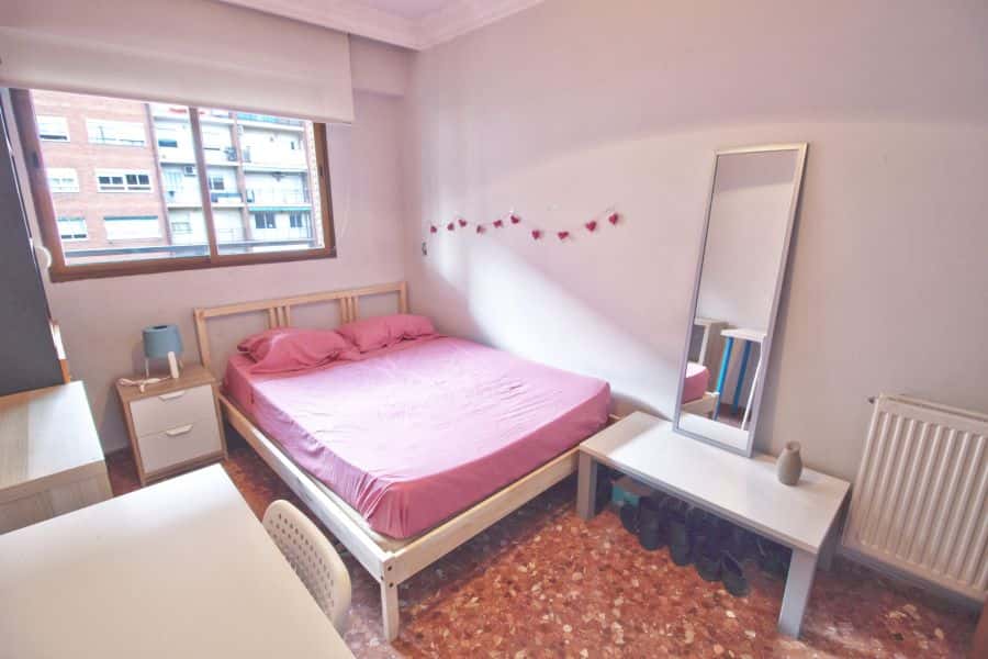 Habitación en piso de 5 habitaciones en Algirós