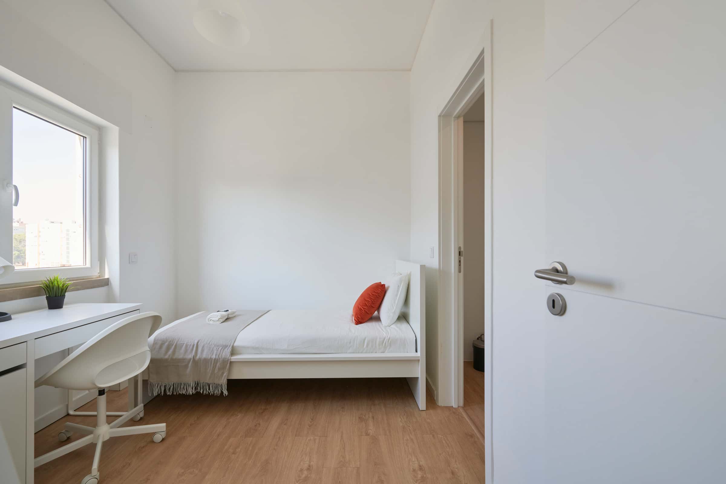 Bedroom with private bathroom in a 7-Bedroom Apartment in Rua Actor António Silva, Lisbon - Room 1