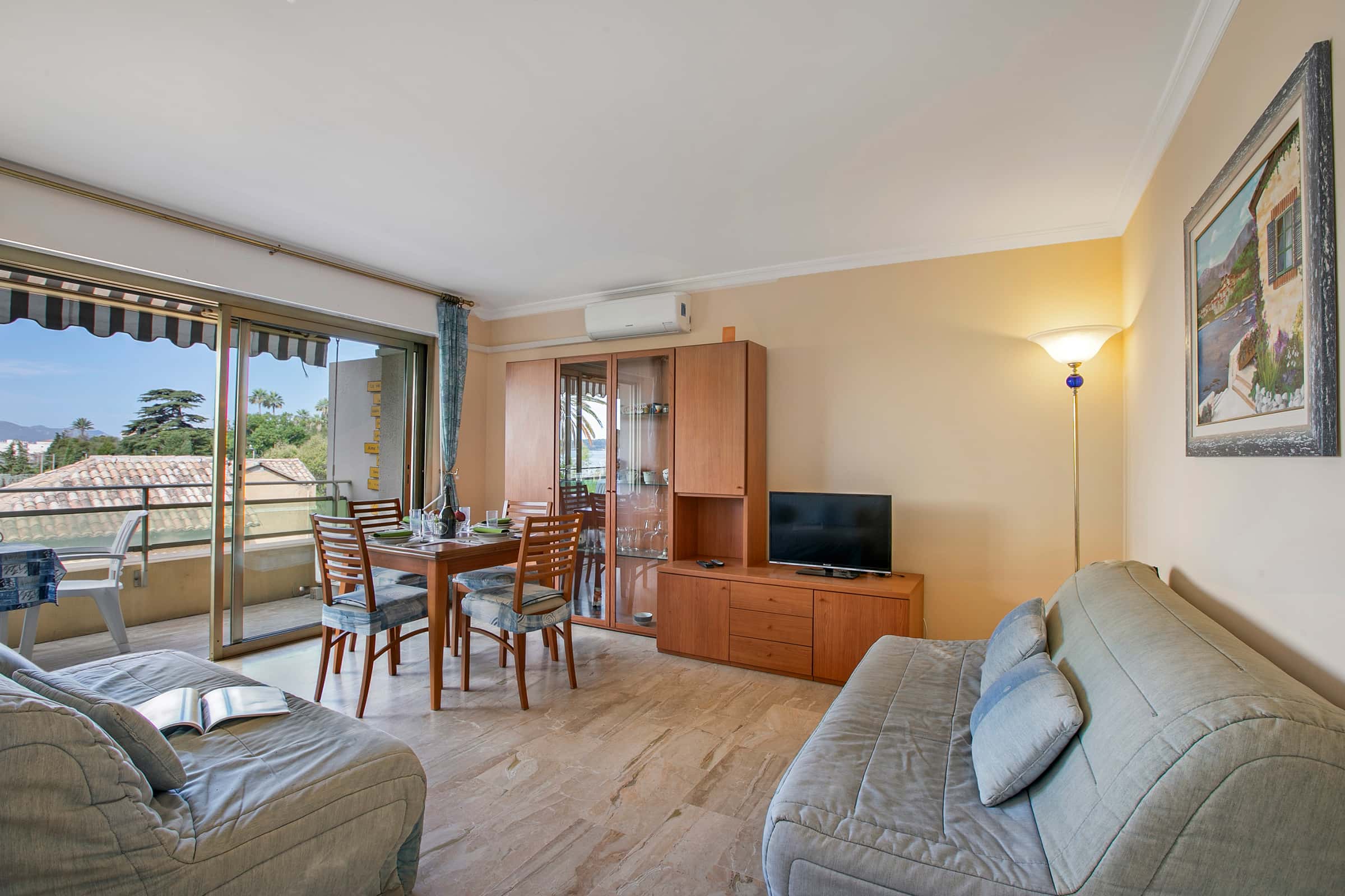 Moure Rouge - Close To The Beach