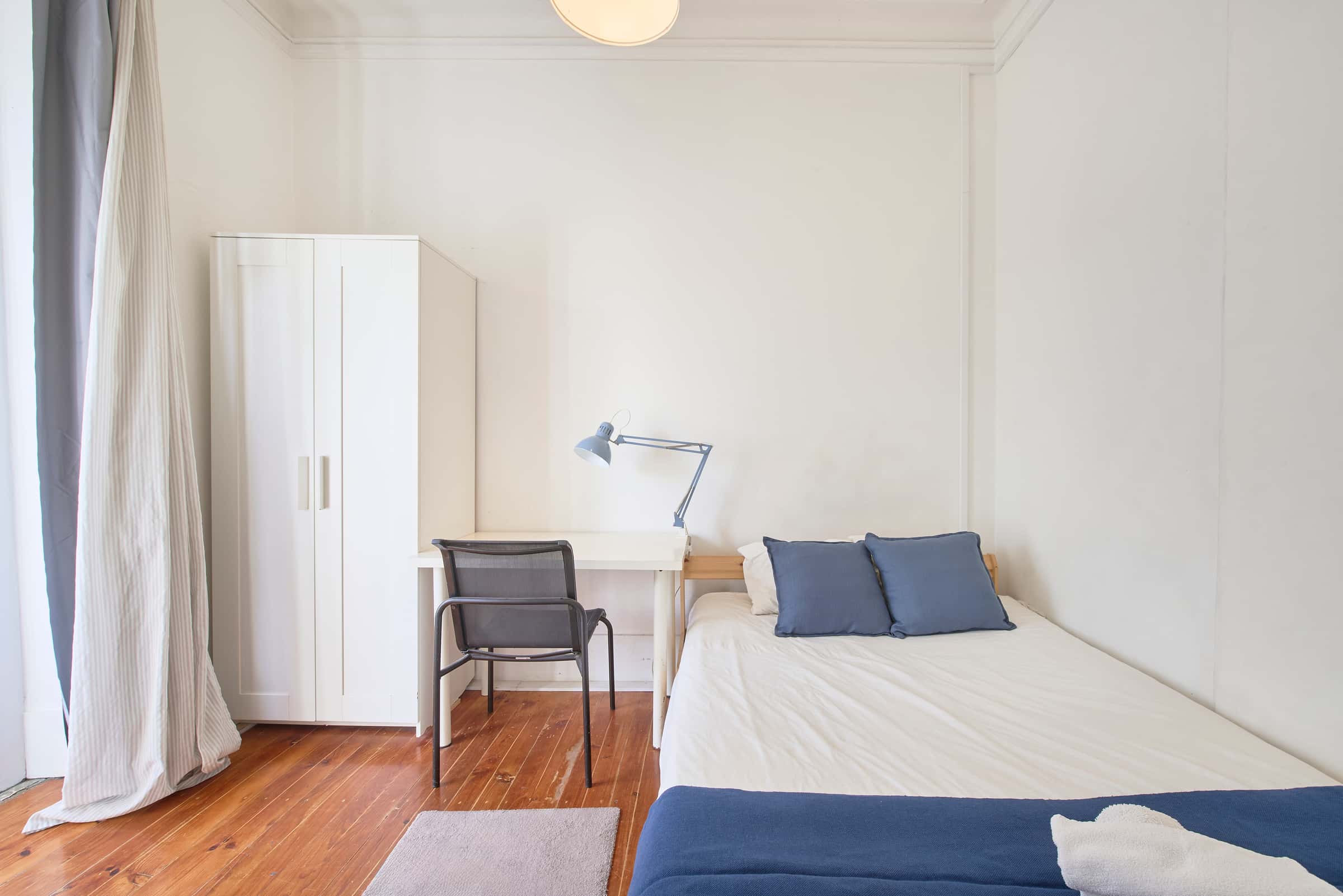Bedroom with balcony in a 7-bedroom apartment in Lisbon - Room 1