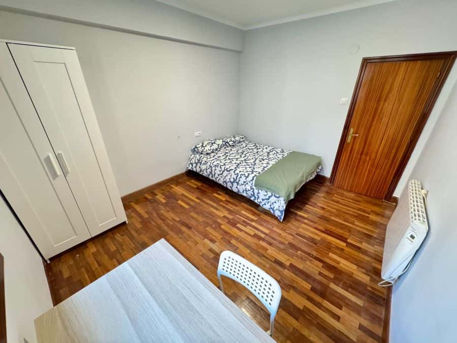 Habitación en piso de 3 habitaciones en Abando