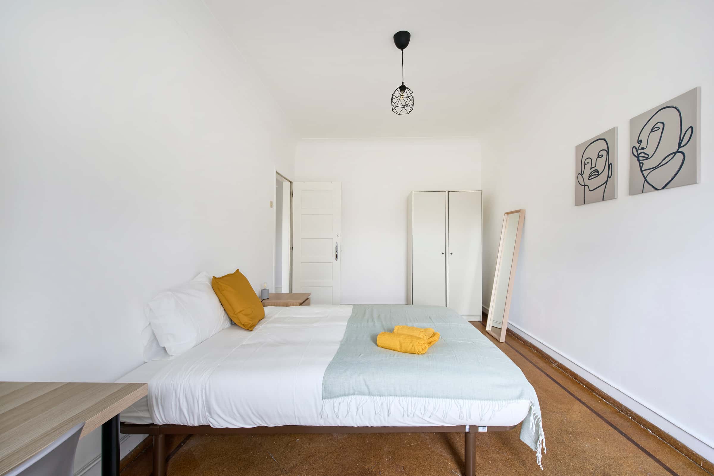 Bedroom in a 9-bedroom apartment in Rua Morais Soares, Lisbon - Room 7