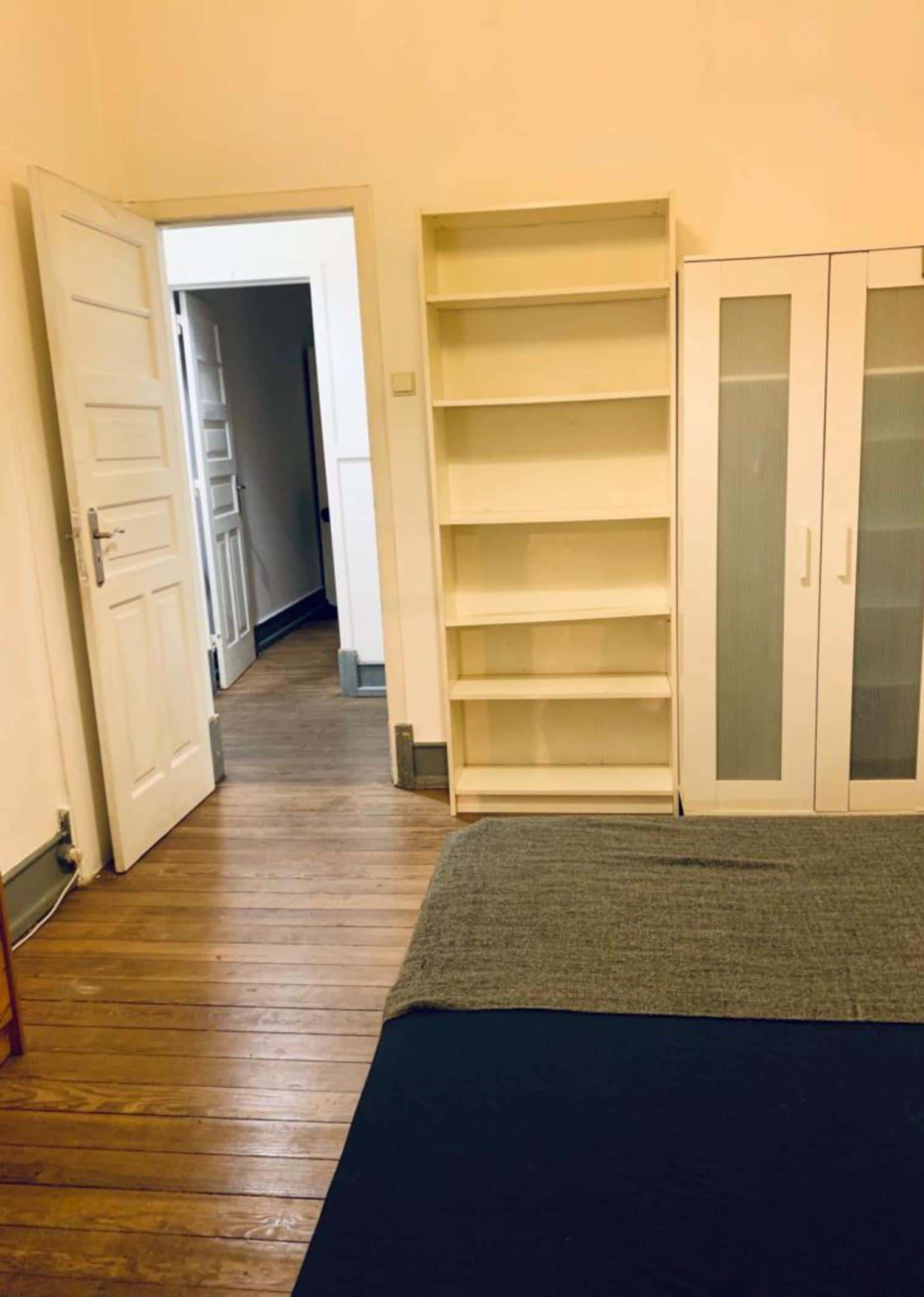 Quarto com cama de casal, com varanda, em apartamento com 6 quartos - FLAT C - C2