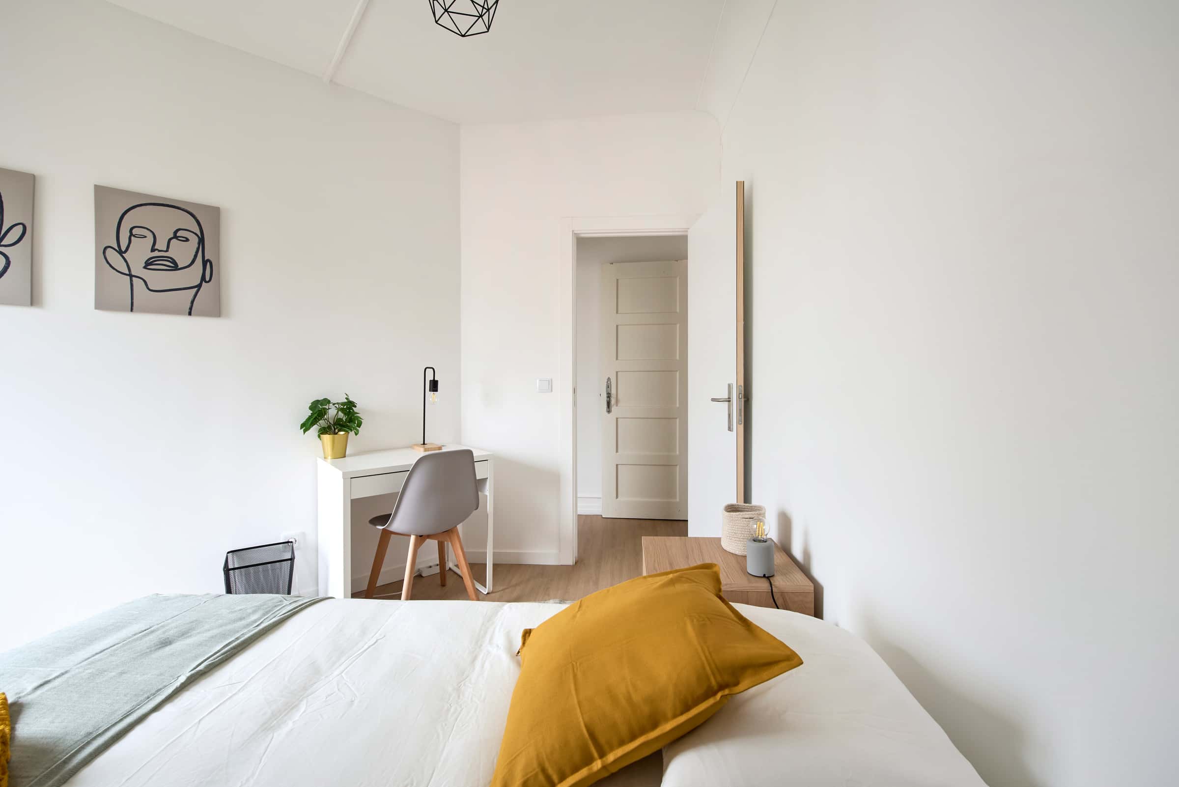 Bedroom in a 9-bedroom apartment in Rua Morais Soares, Lisbon - Room 6