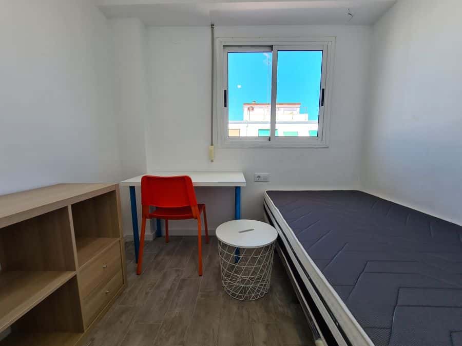 Habitación en piso de 4 habitaciones en Algirós