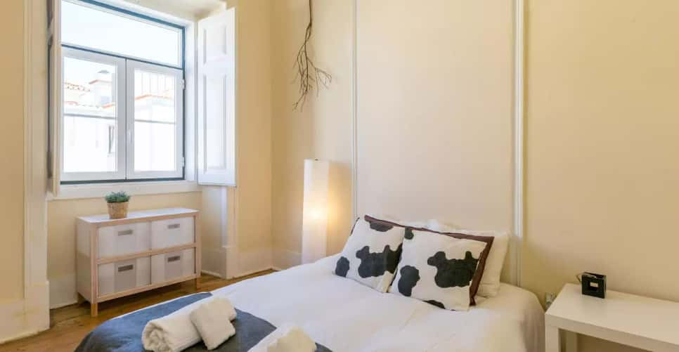 Bedroom for rent in 6-bedroom house in Parede - Room Gratitude