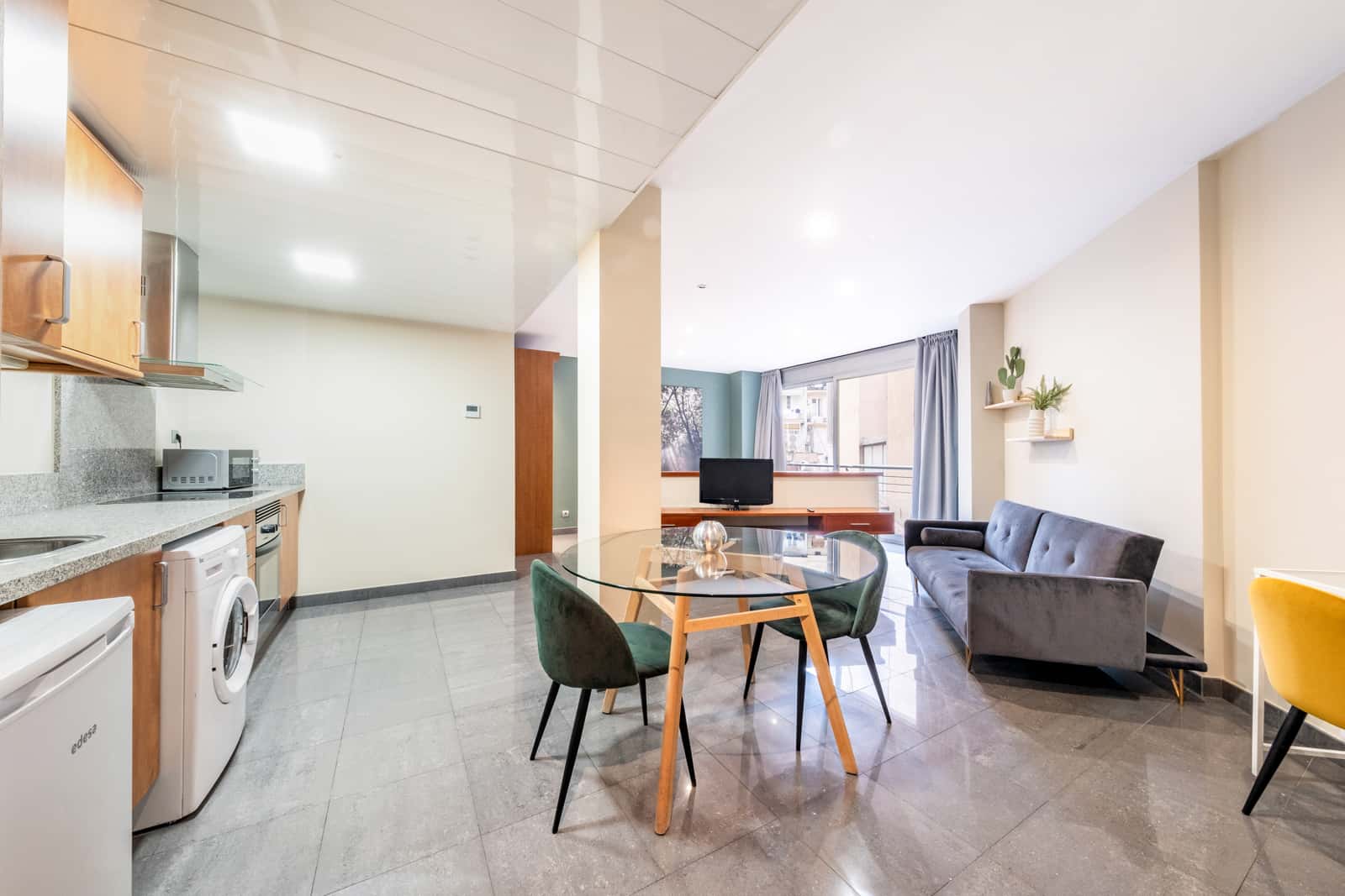 UNI1704 · Nice studio