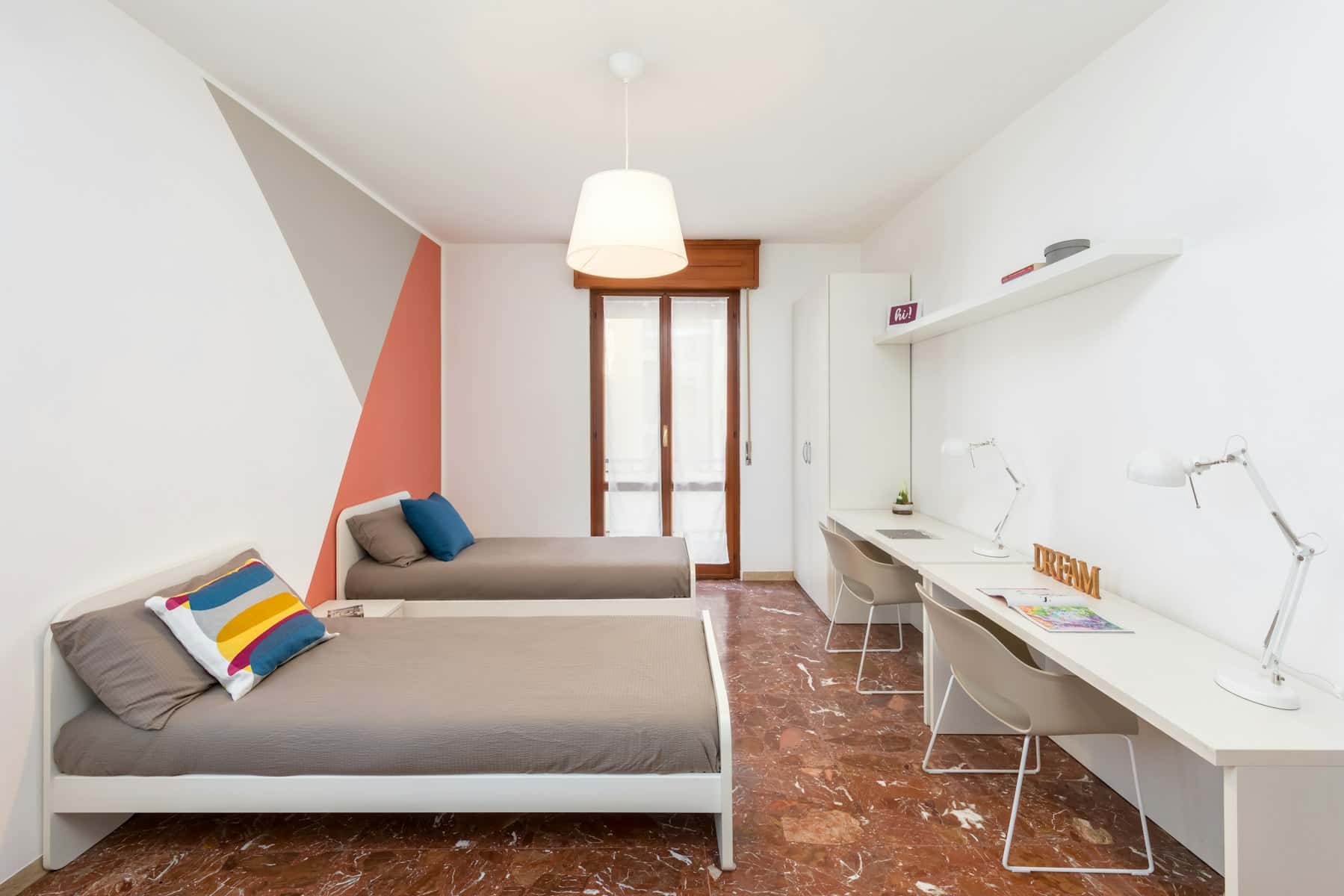 Stanza in Via Mario Morgantini, Verona di 120 m² con 4 camere