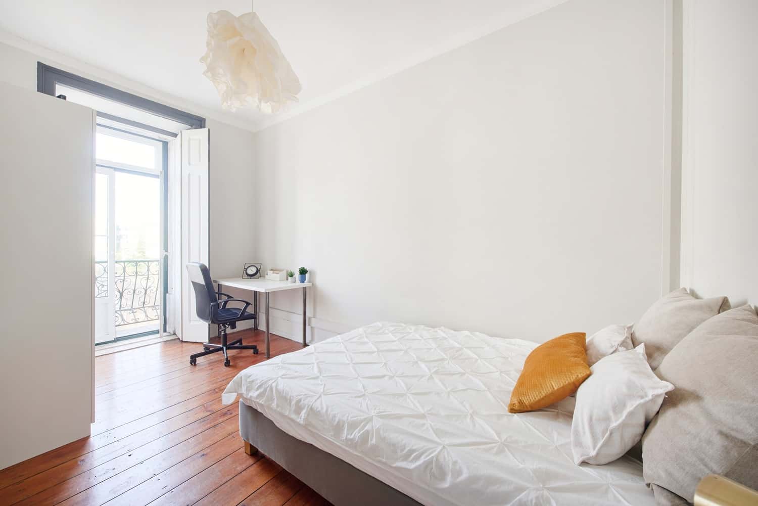 Room 2 - 25. Duque Avila 15 4D