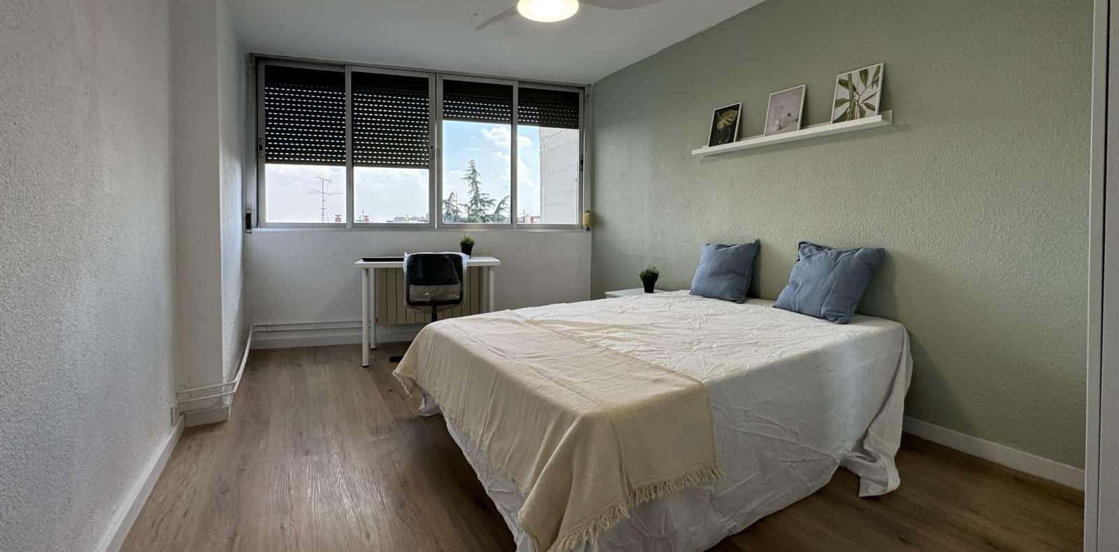 Double bed in Rooms for rent in 4-bedroom apartment in Ciudad Lineal