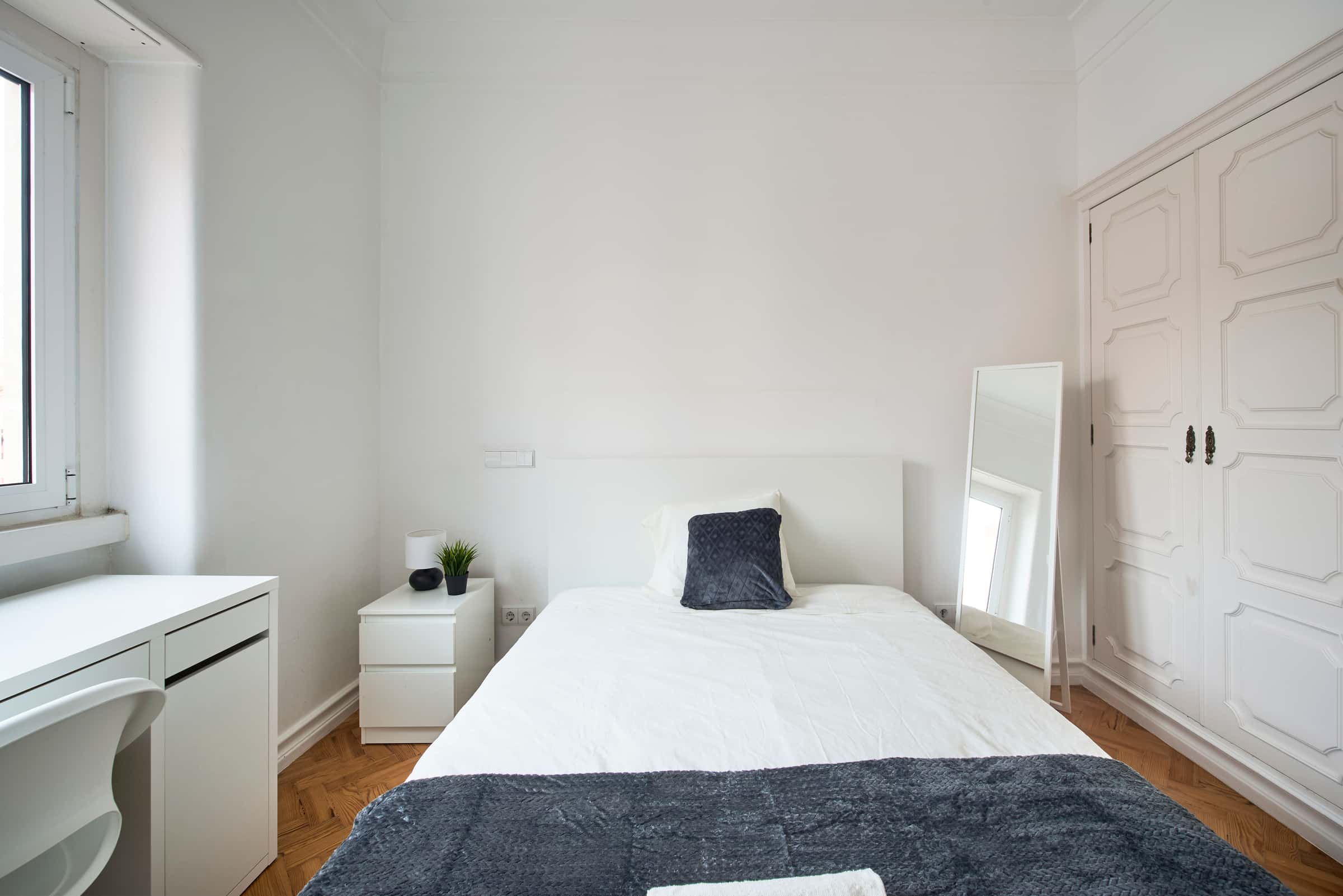 Bedroom in a 9-Bedroom Apartment in Rua Jorge Ferreira de Vasconcelos, Lisbon - Room 9