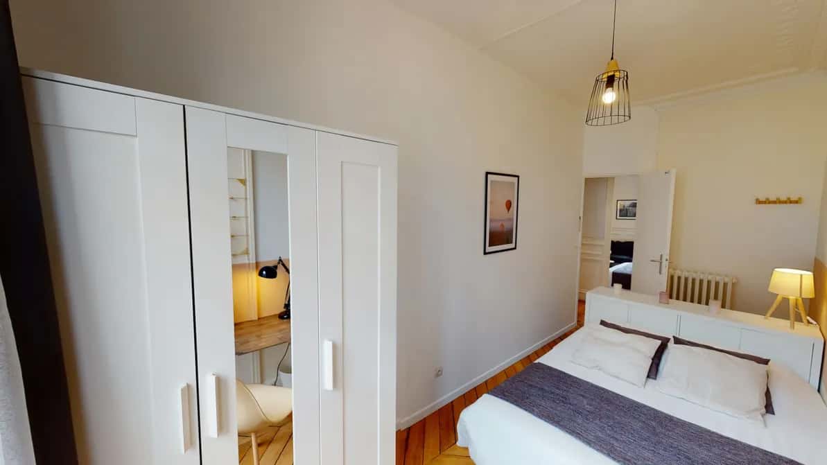Chambre dans Rue Saint-Dominique, Paris pour 115 m² avec 5 chambres