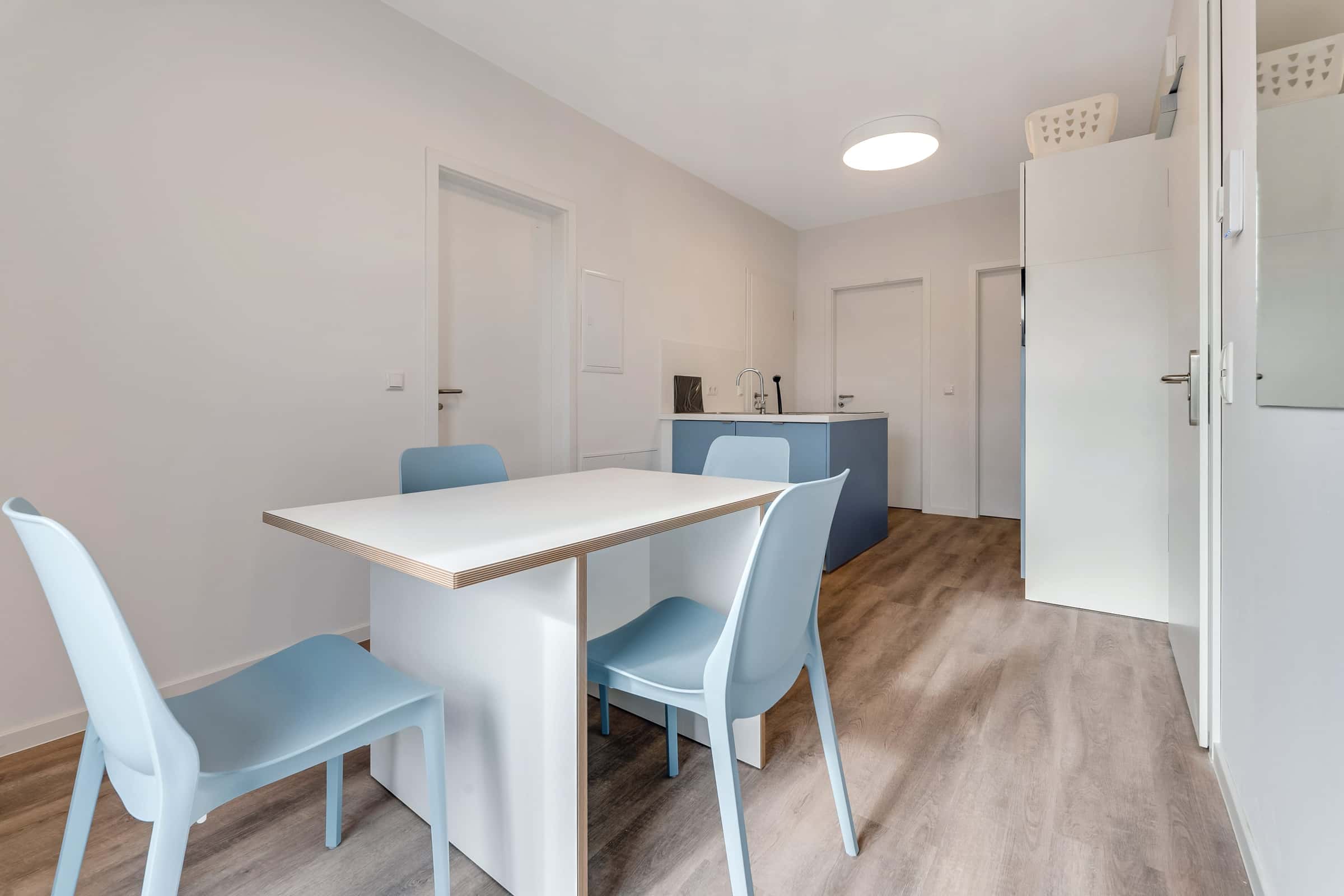 Fully furnished private room with shared terrace in a 3 people shared mixed apartment