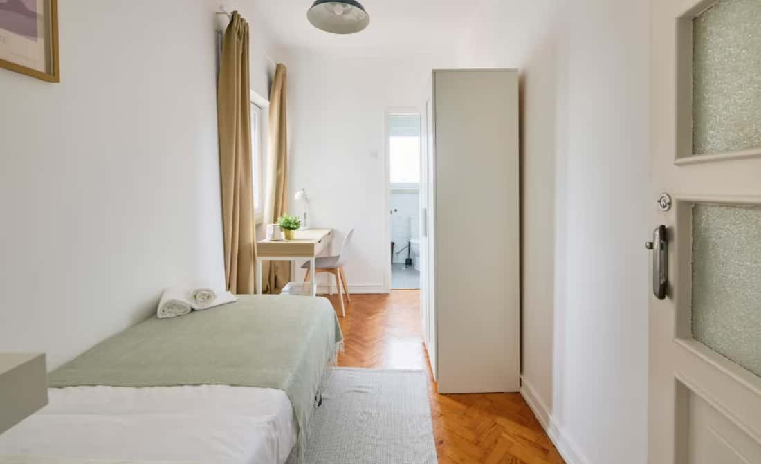 Bedroom with private bathroom in a 5-bedroom apartment in R. Infante D. Pedro, Lisbon - Room 5
