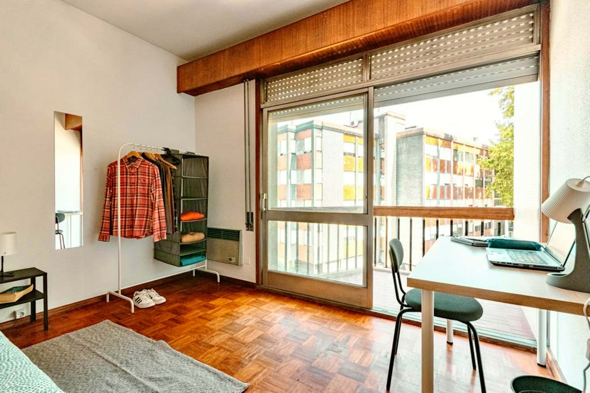 Room with balcony in a 5-bedroom apartment in Praça 9 de Abril, Porto - Room 1