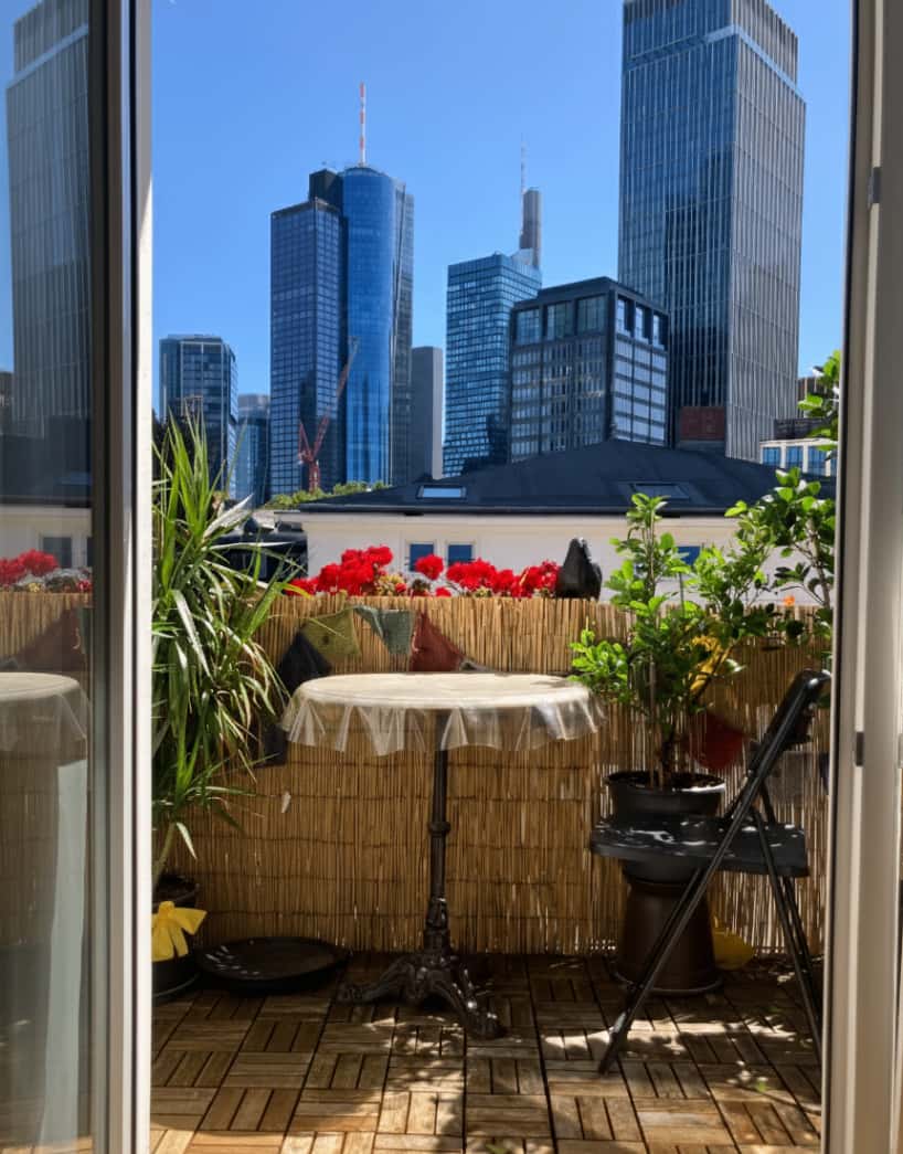 TOP-Angebot: Möbliertes Design-Apartment mit spektakulärem Skyline-Blick im Herzen des Westends