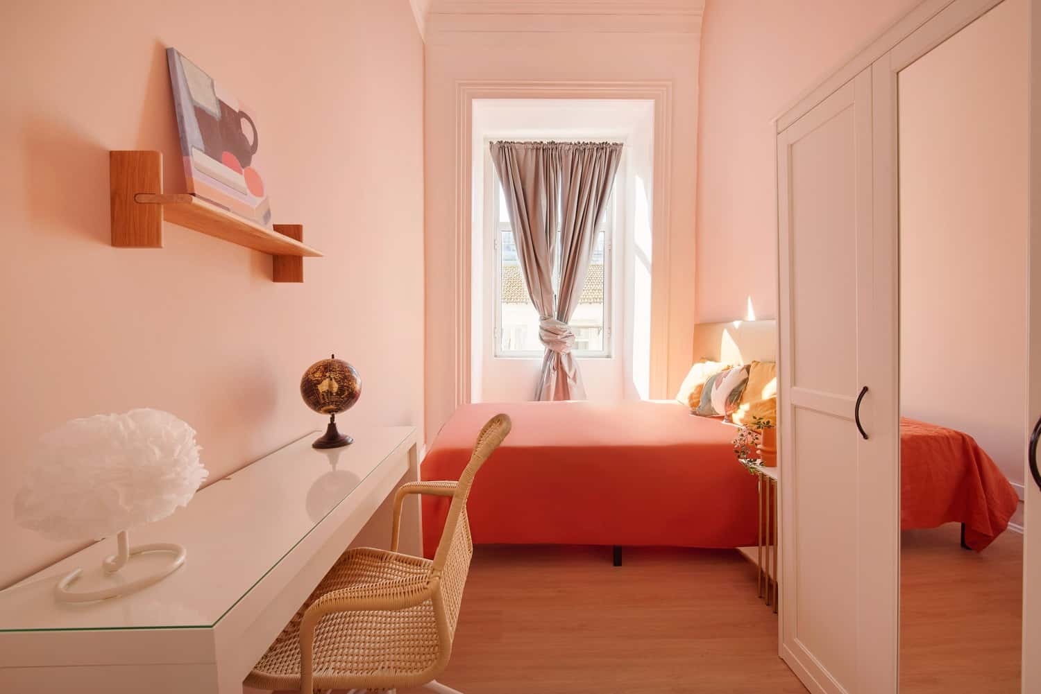 Room 7 - 92. Largo Vitorino Damasio 2 1E
