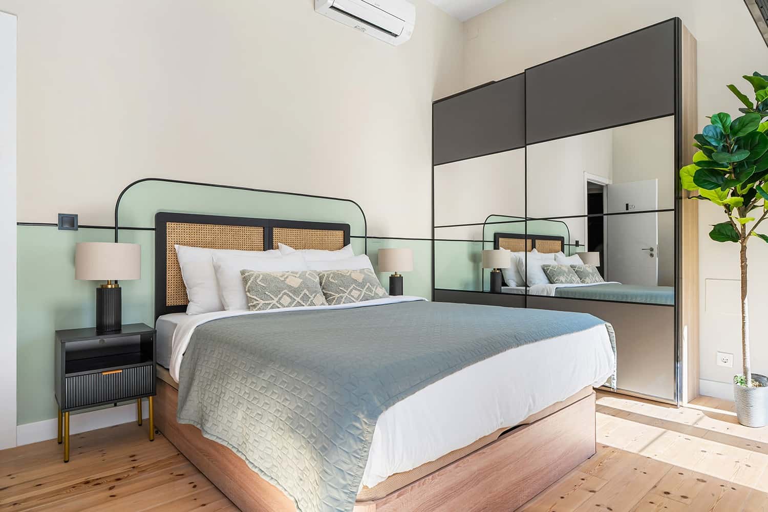 Room 2  - 85. Rua Nova do Almada 80 2E