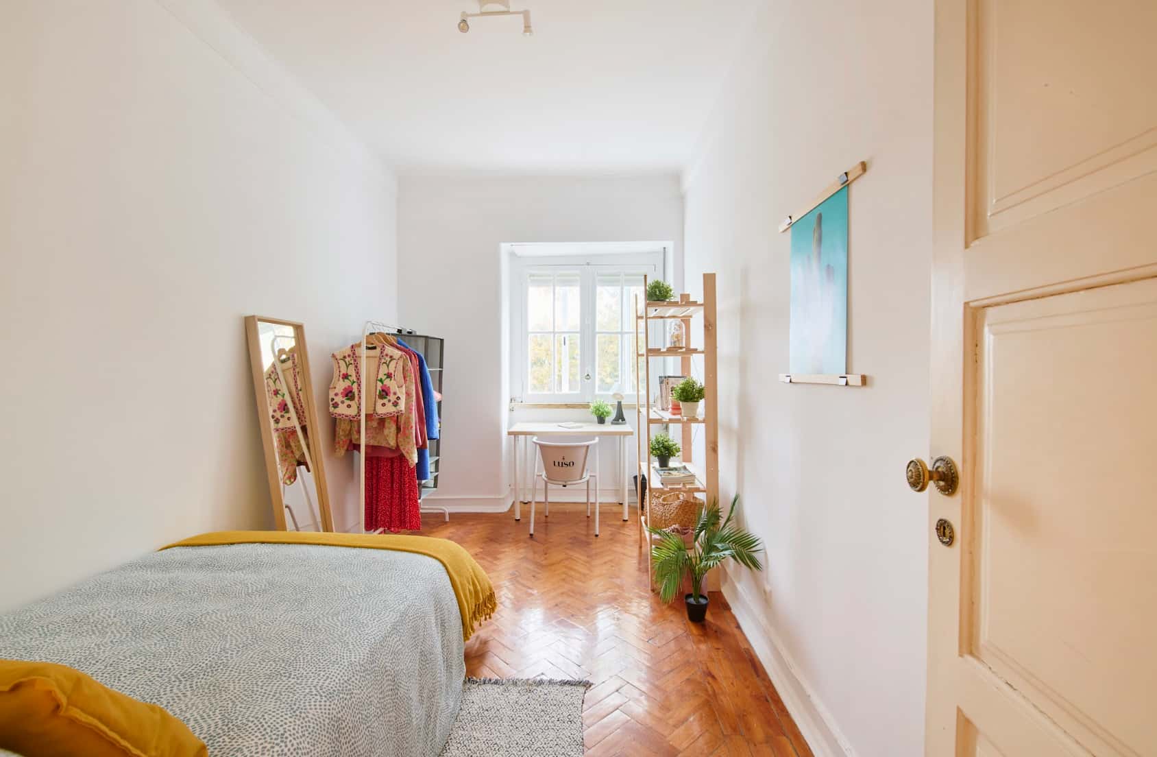 Room in Rua Luis Augusto Palmeirim, Lisboa - Room 4 (close from metro station)