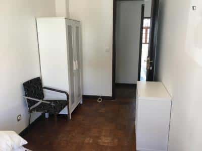 Room in a 4-bedroom apartment in Porto - Room 2