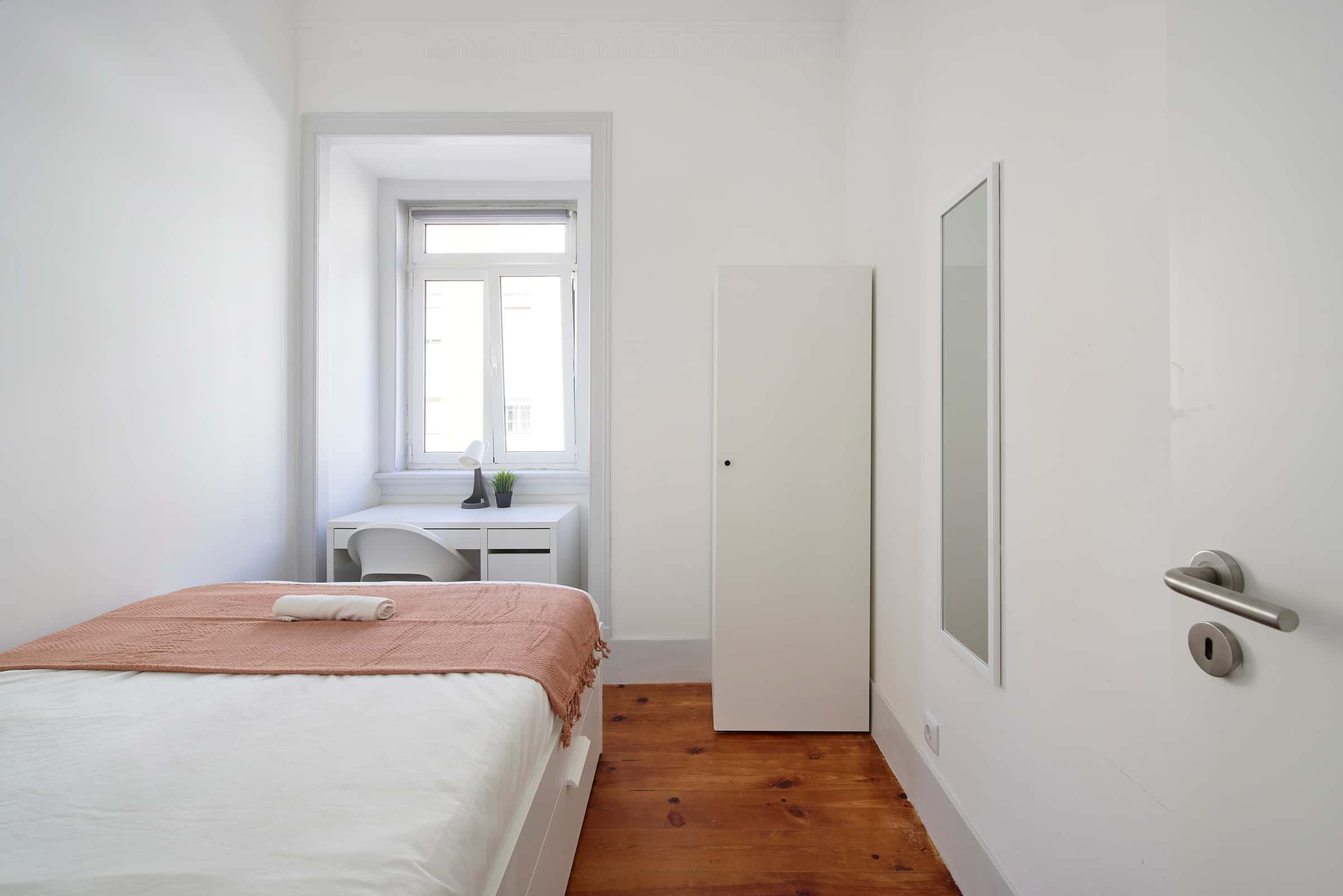 Bedroom in a 8-Bedroom Apartment in Rua Chaby Pinheiro, Lisbon - Room 2
