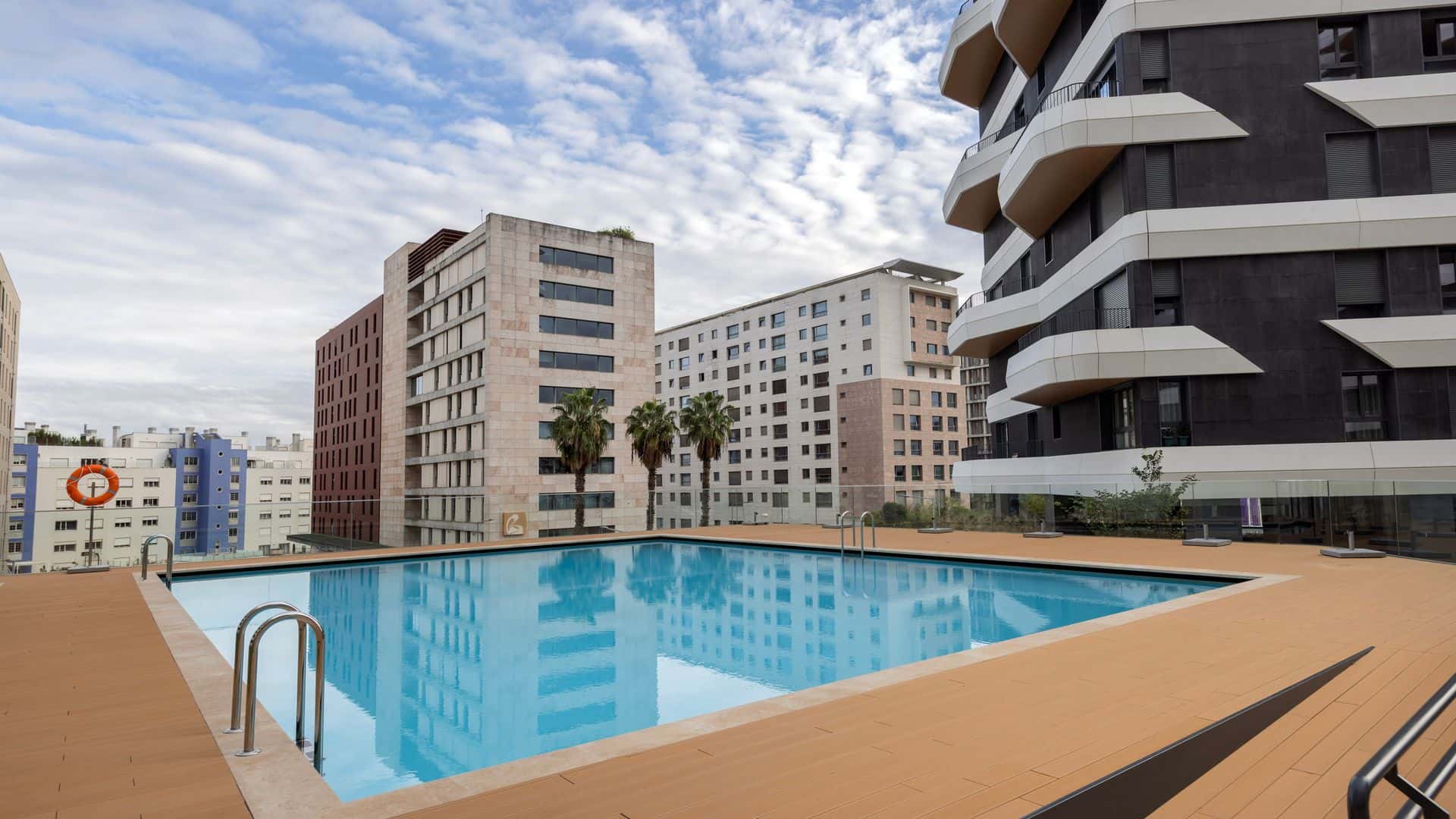 Upscale 1BDR with Pool & Parking