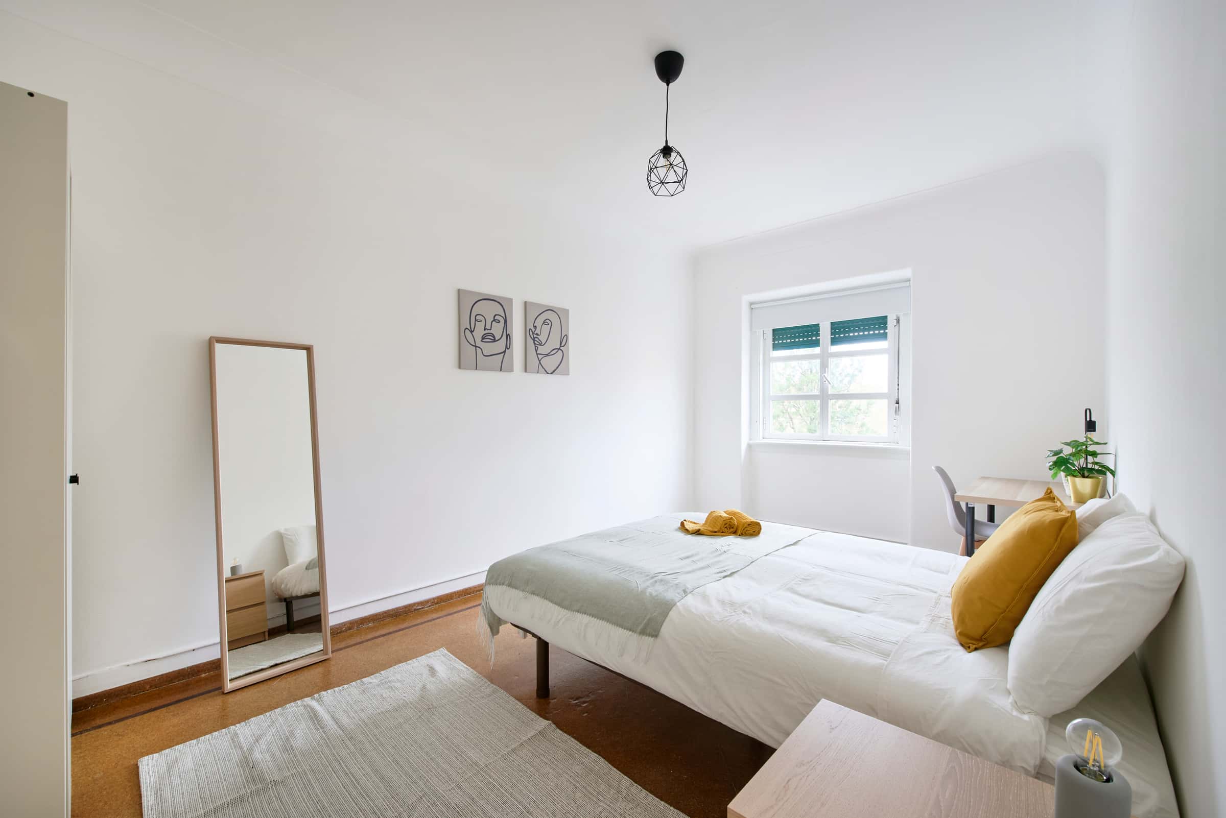 Bedroom in a 9-bedroom apartment in Rua Morais Soares, Lisbon - Room 7