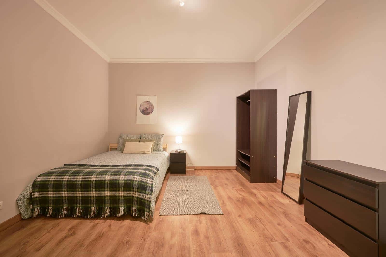 Bedroom in a 6-bedroom apartment in Lisbon - Room 3
