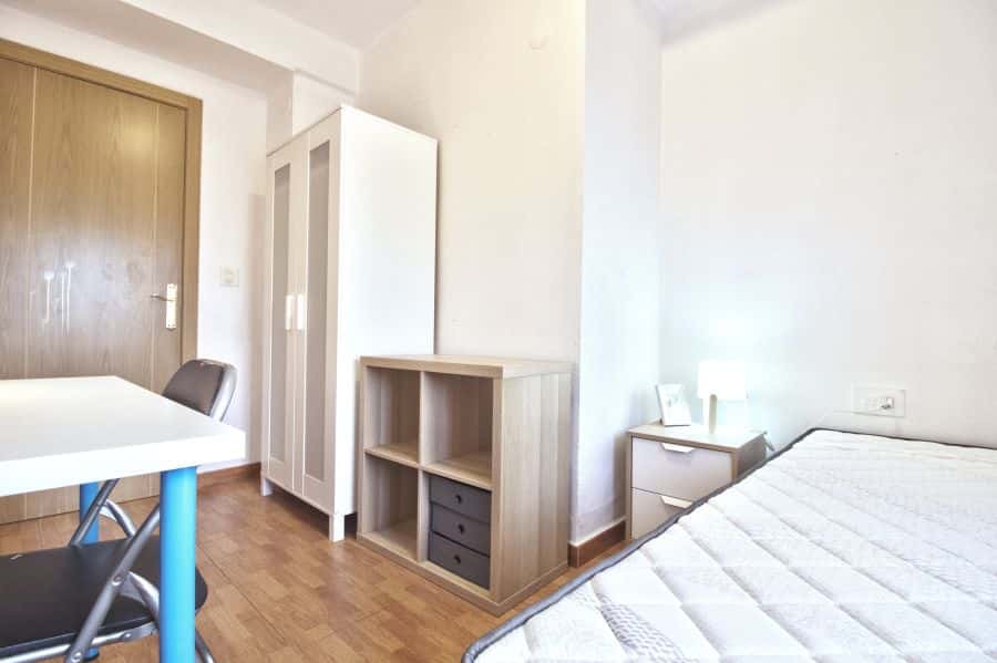 Habitación en piso de 4 habitaciones en Algirós