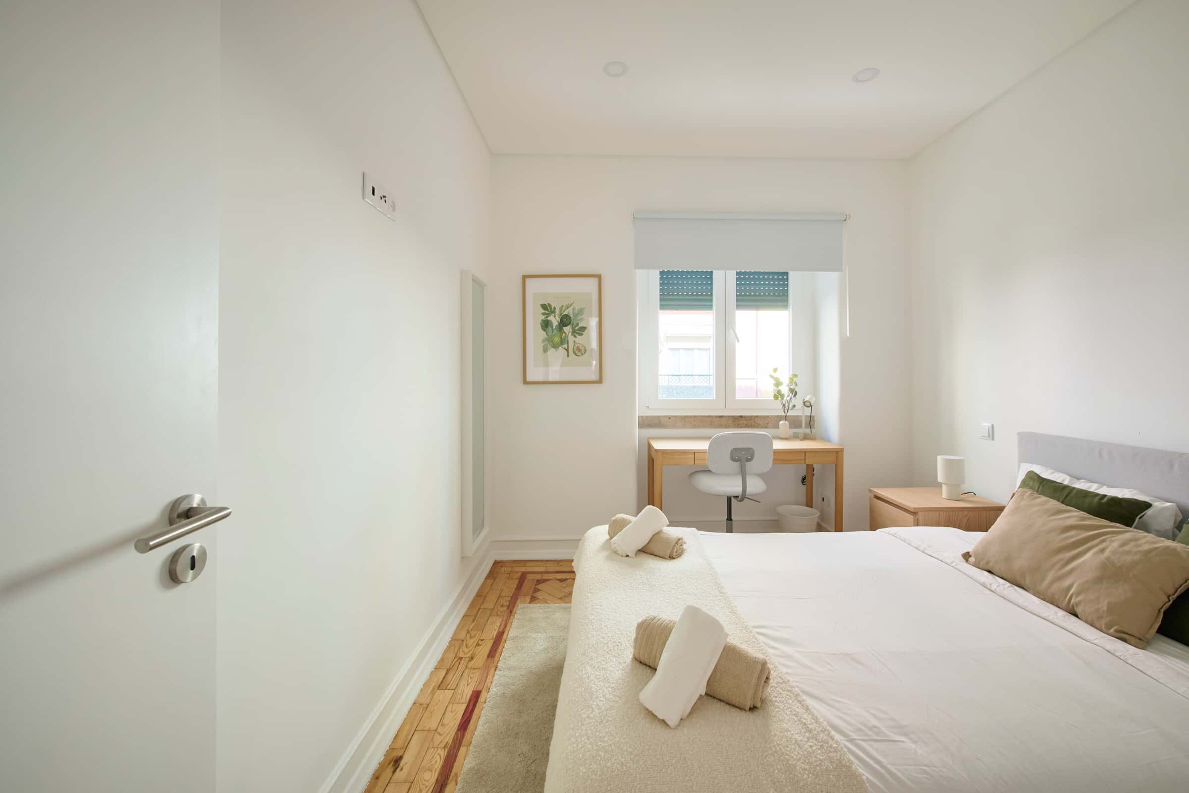 Room in a 4BDR apartment in Lisbon | Room 1