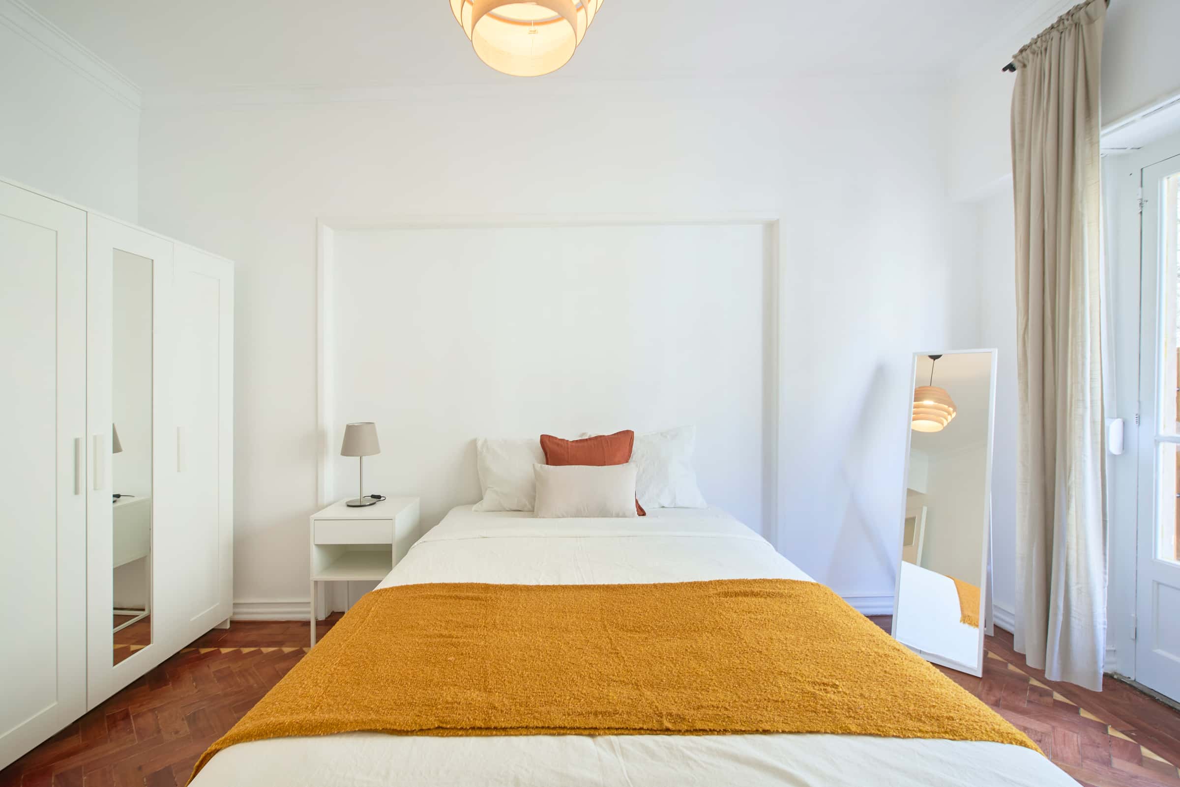 Bedroom with balcony in a 8-Bedroom Apartment in Av. Defensor de Chaves, Lisbon - Room 3