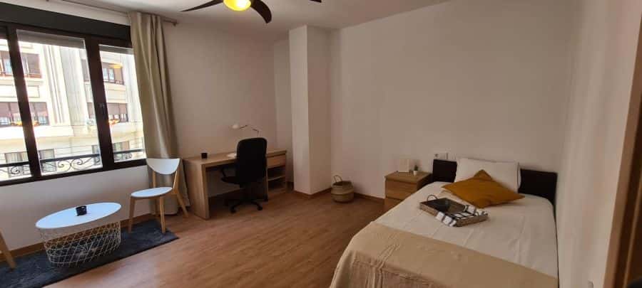 Habitación en piso de 7 habitaciones en Ciutat Vella
