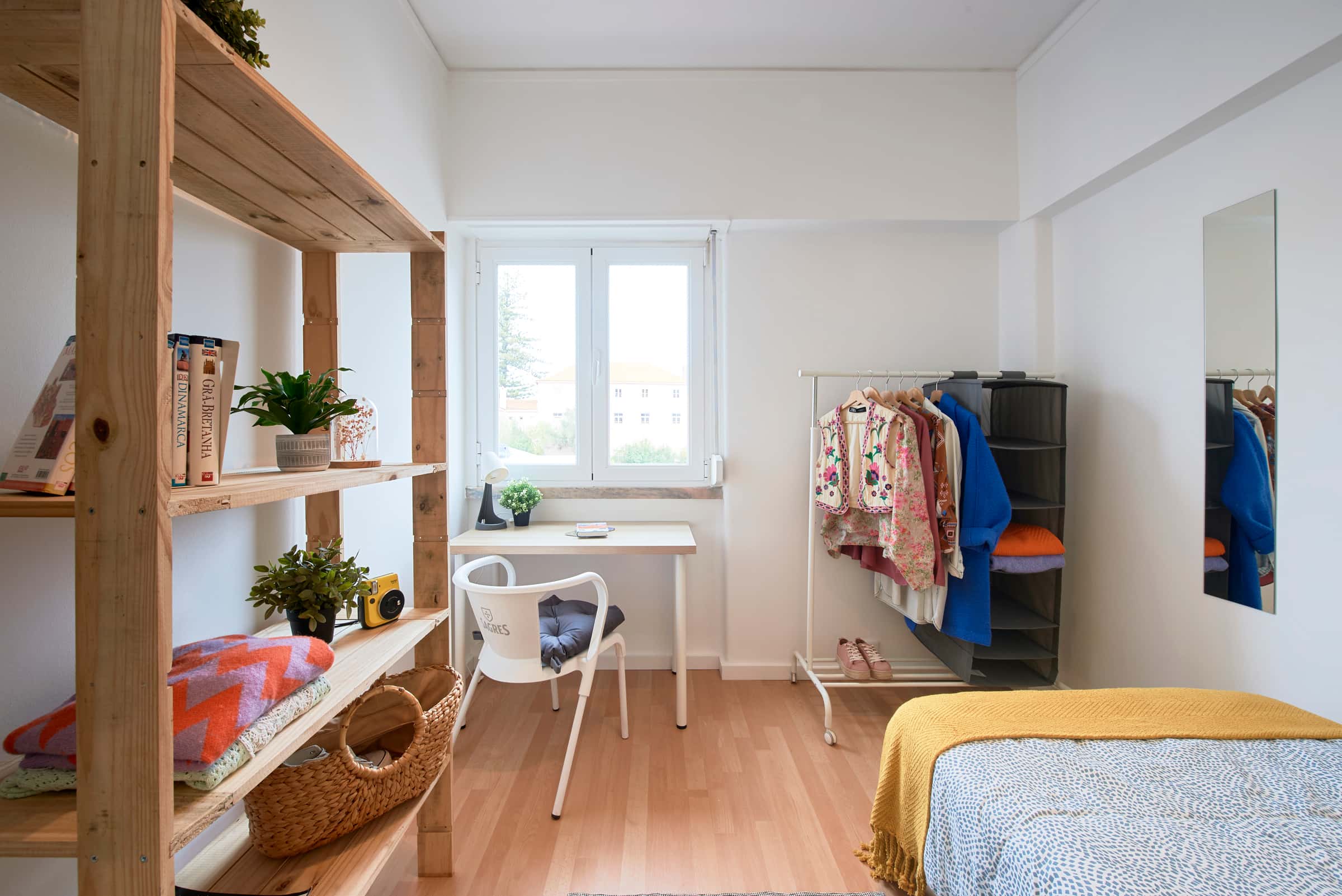 Bedroom in a 6-bedroom apartment in Lisbon - Room 1