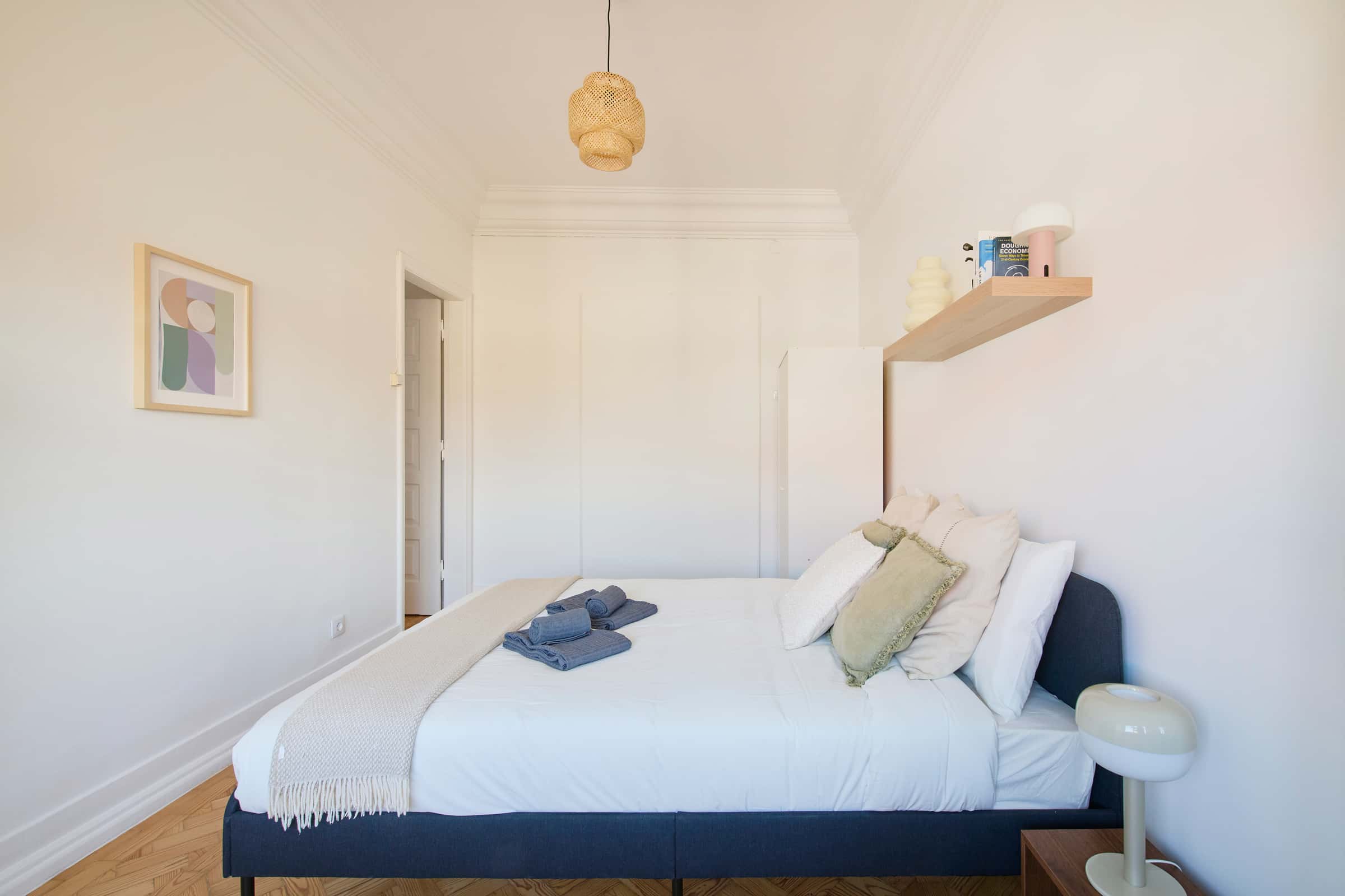 Bright bedroom in a 9-room apartment in Lisbon - Room 1