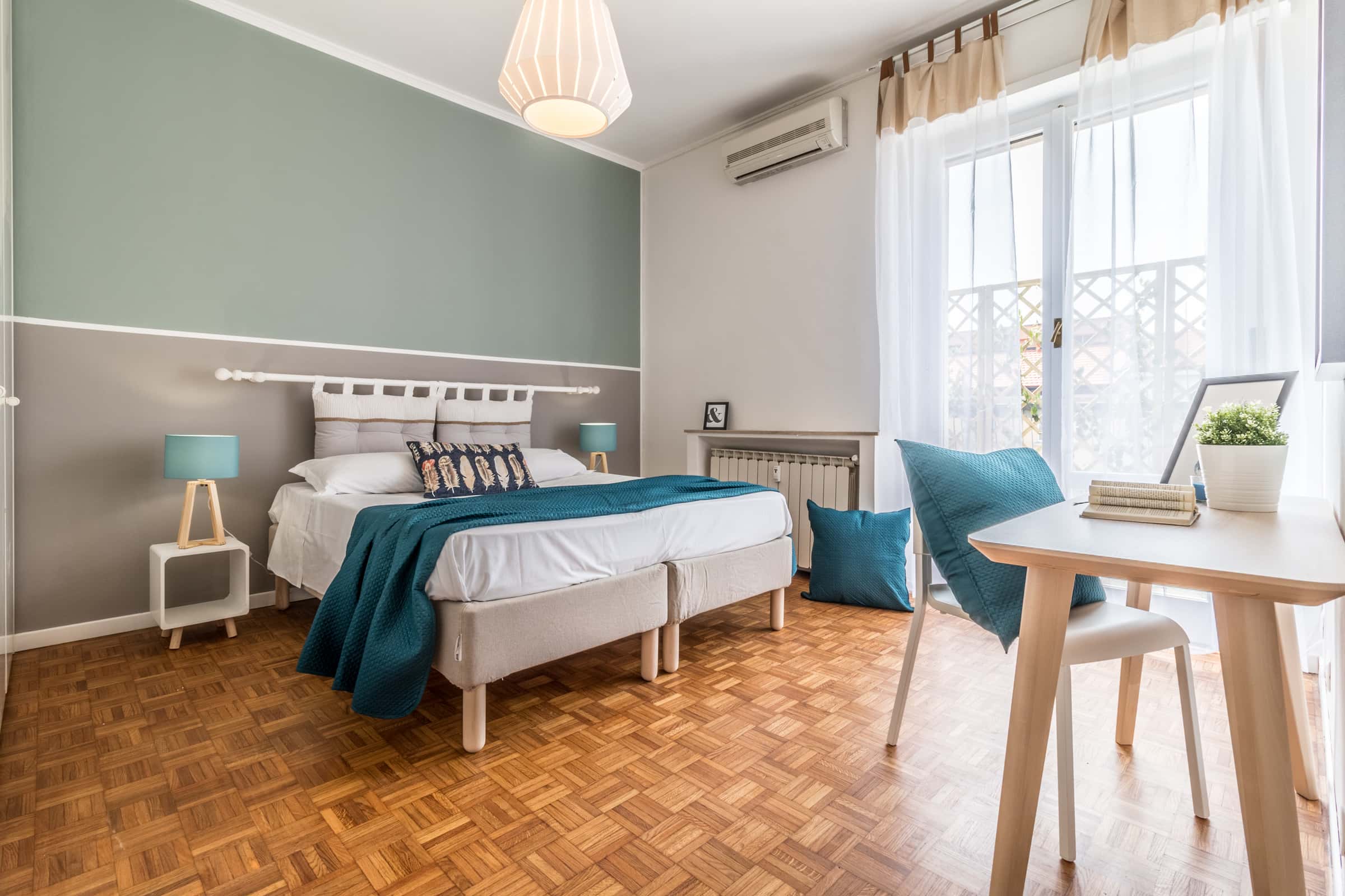 Elegant and spacious one bedroom apartment with terrace in Milan 0