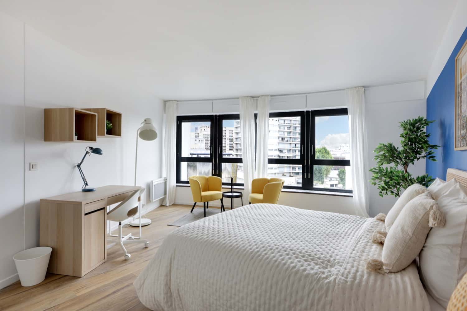 Move into this wide 19 m² bedroom