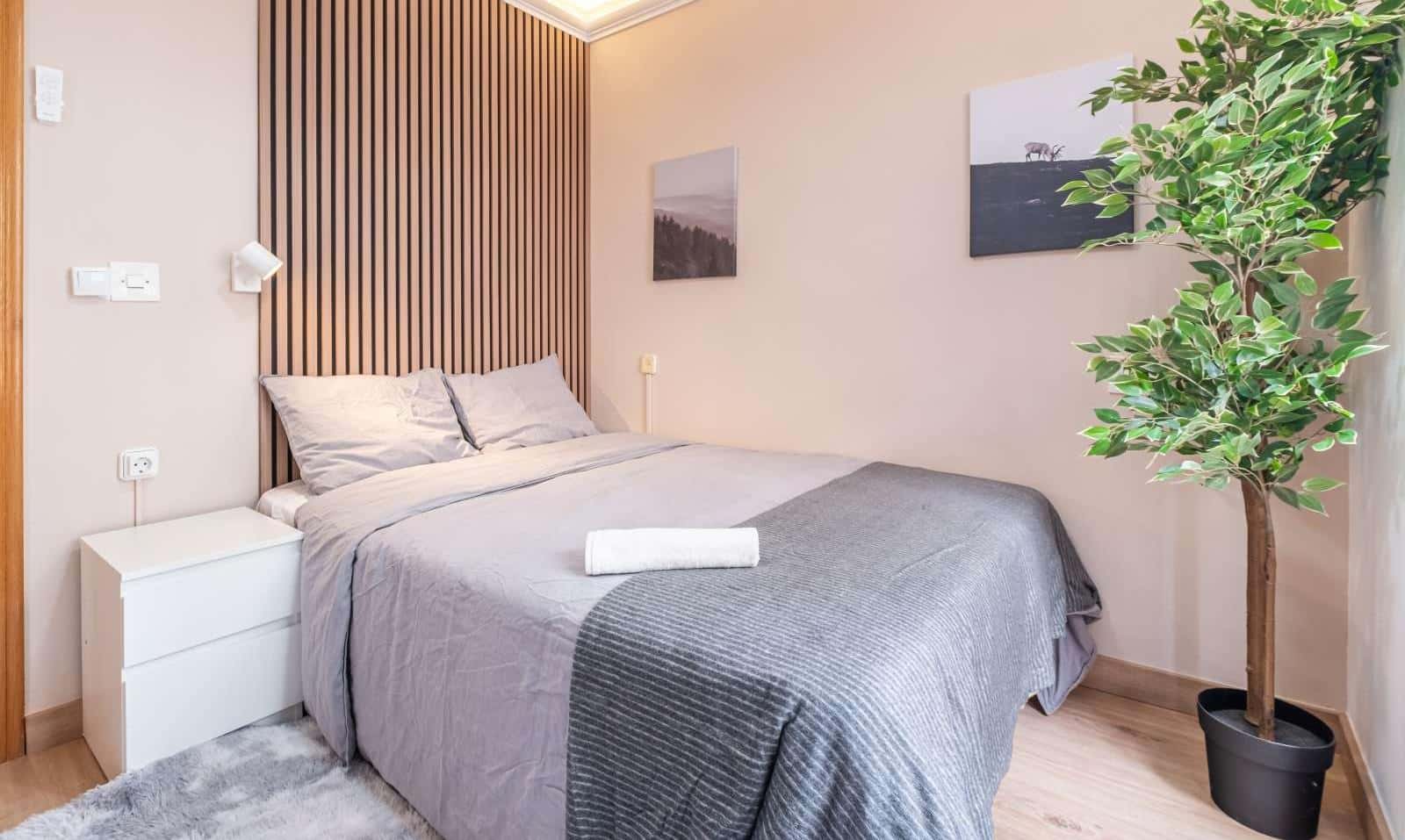 Double bed in Room in a shared 5-bedroom apartment for rent in Alicante, furnished