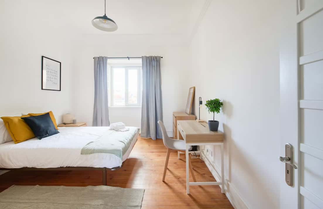 Bedroom in a 7-bedroom apartment in R. Alexandre Herculano, Lisbon - Room 7