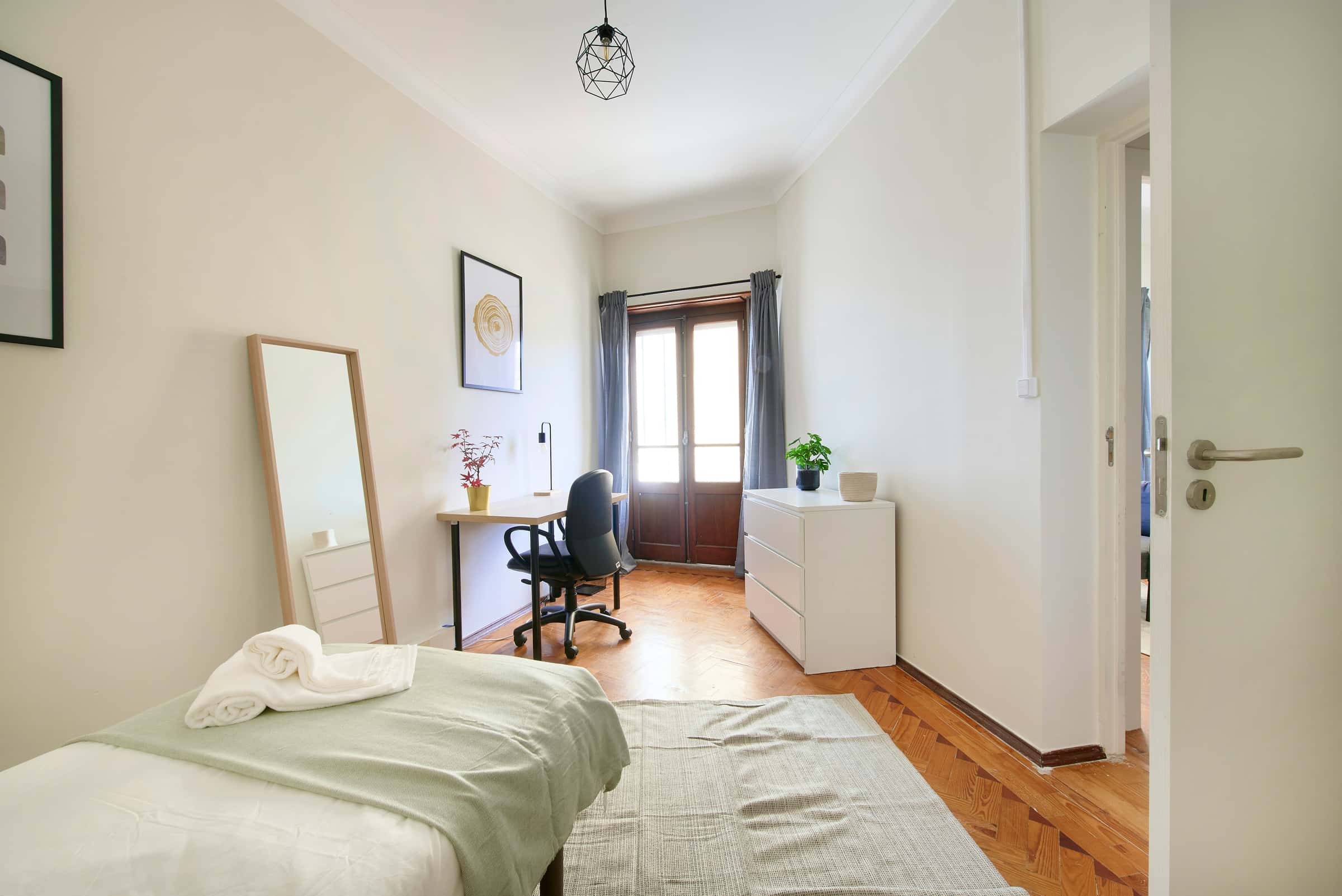 Bedroom in a 8-bedroom apartment in R. Diogo Couto, Lisbon - Room 7